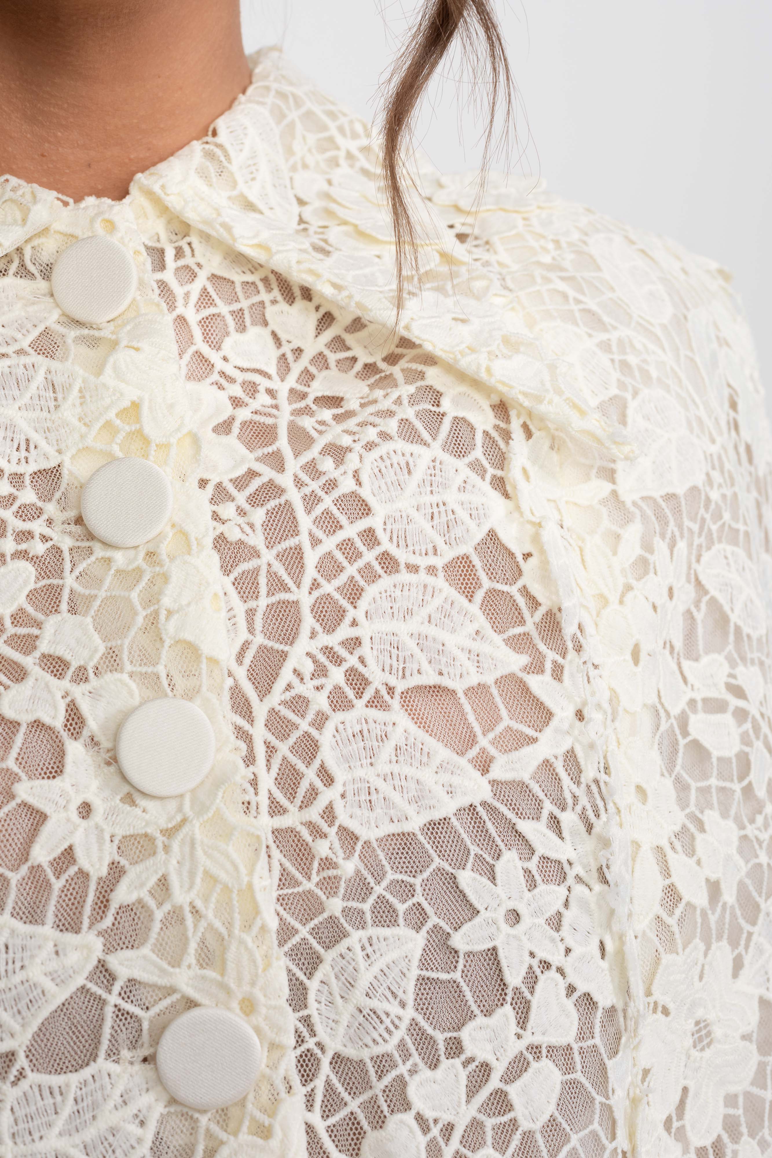Coordinato in pizzo con mantella con bottoni e minigonna con fiocco - Bianco 
