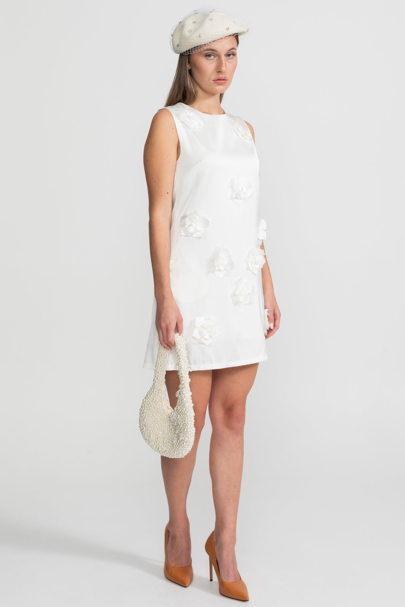 Mini abito bianco con applicazioni floreali 3D 