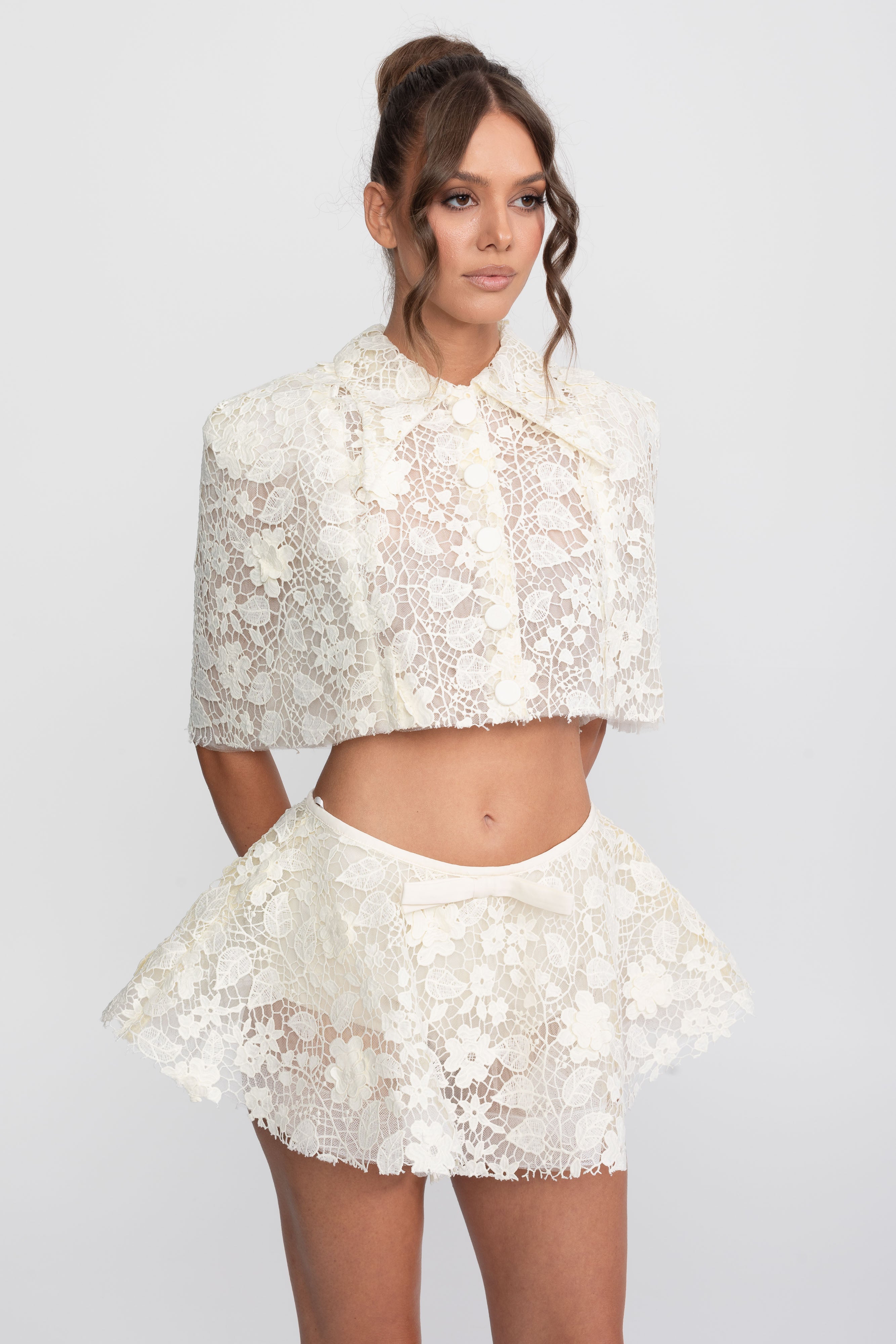 Coordinato in pizzo con mantella con bottoni e minigonna con fiocco - Bianco 