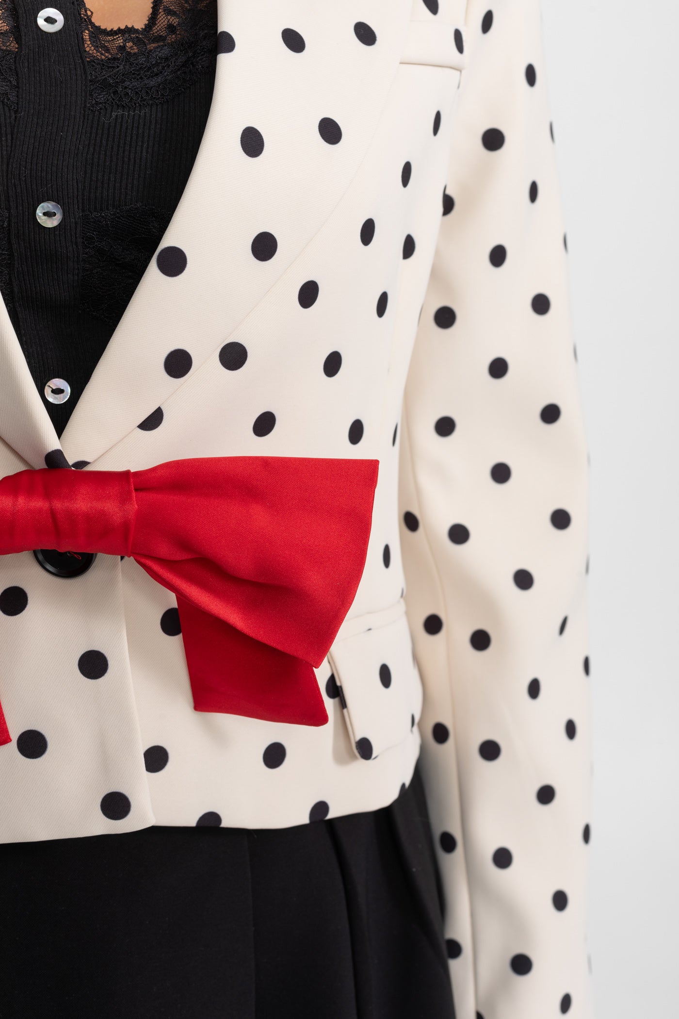 Blazer corto a pois con fiocco decorativo – Avorio e Nero 
