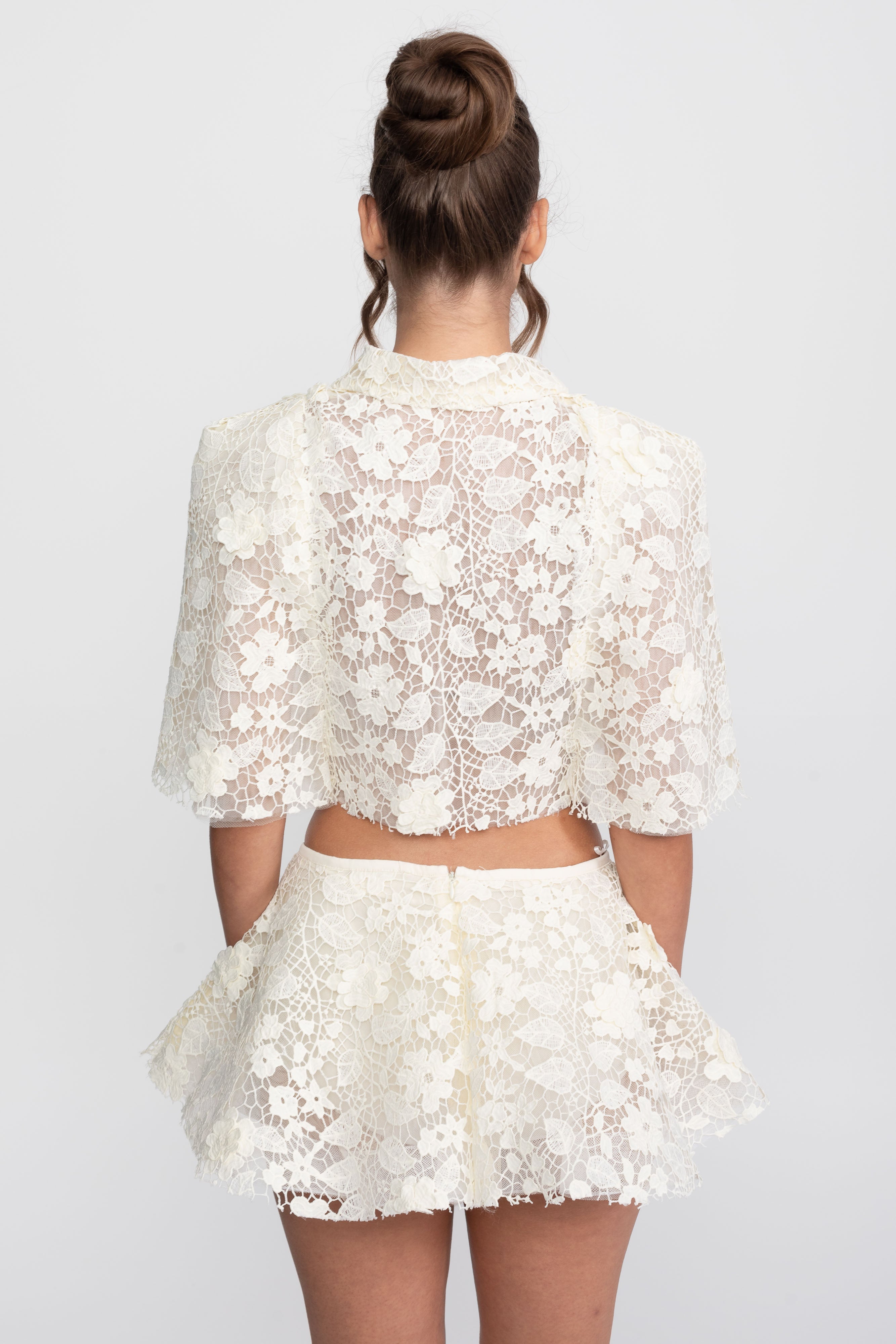 Coordinato in pizzo con mantella con bottoni e minigonna con fiocco - Bianco 