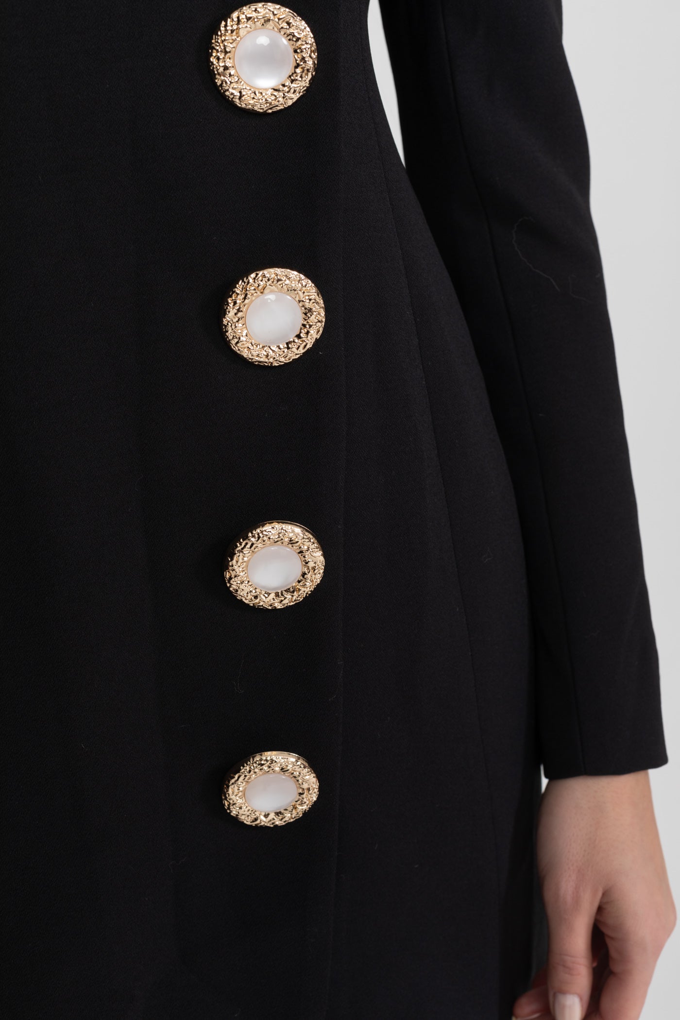 Abito mini su misura con dettaglio busto a contrasto e bottoni dorati – Nero 