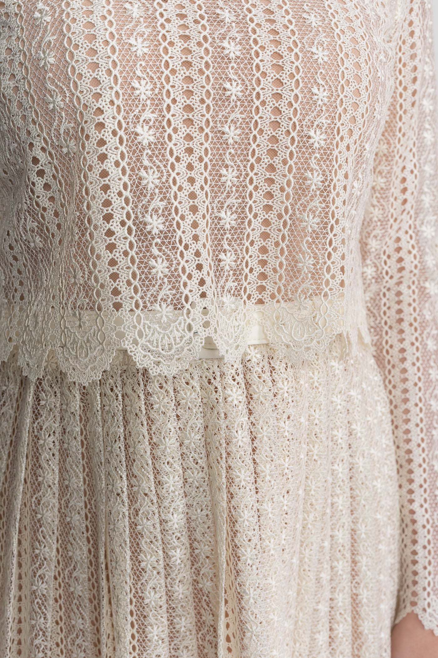 Lace Mini Dress With High Neckline And Pleated Skirt - Ivoire