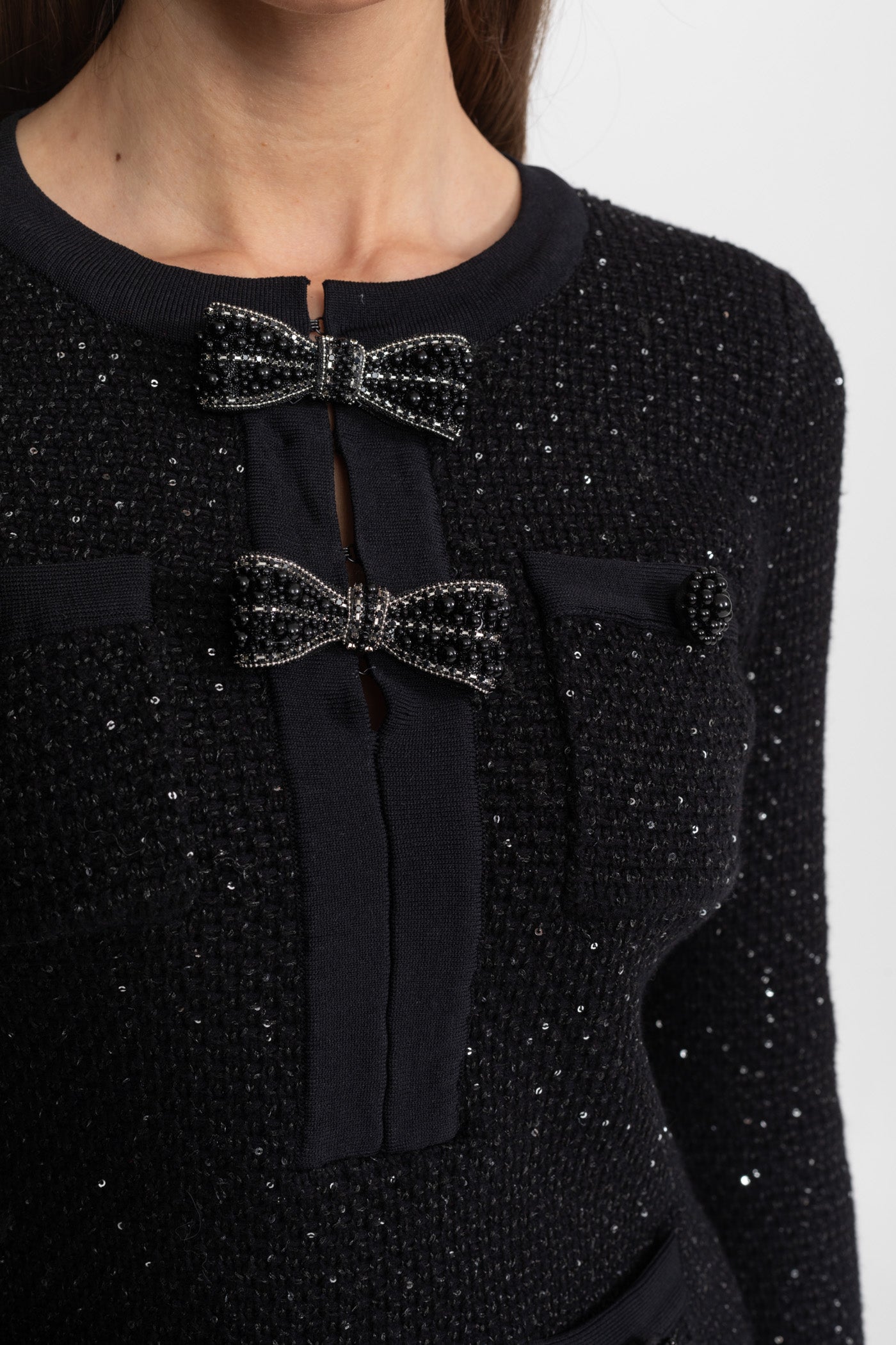 Completo coordinato in tweed impreziosito con fiocchi e minigonna – Nero 