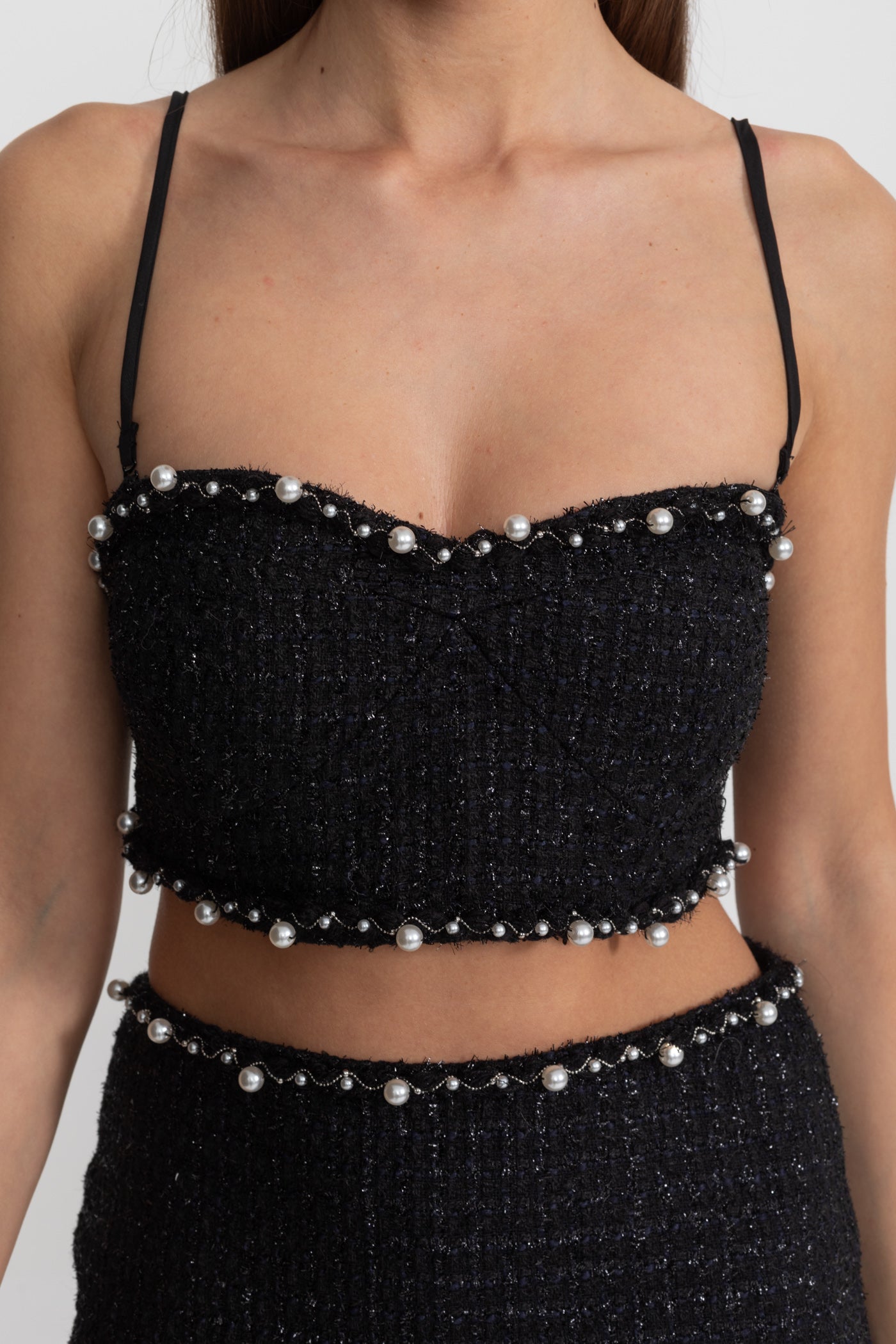 Completo coordinato in tweed con rifiniture di perle e top bustier corto – Nero 
