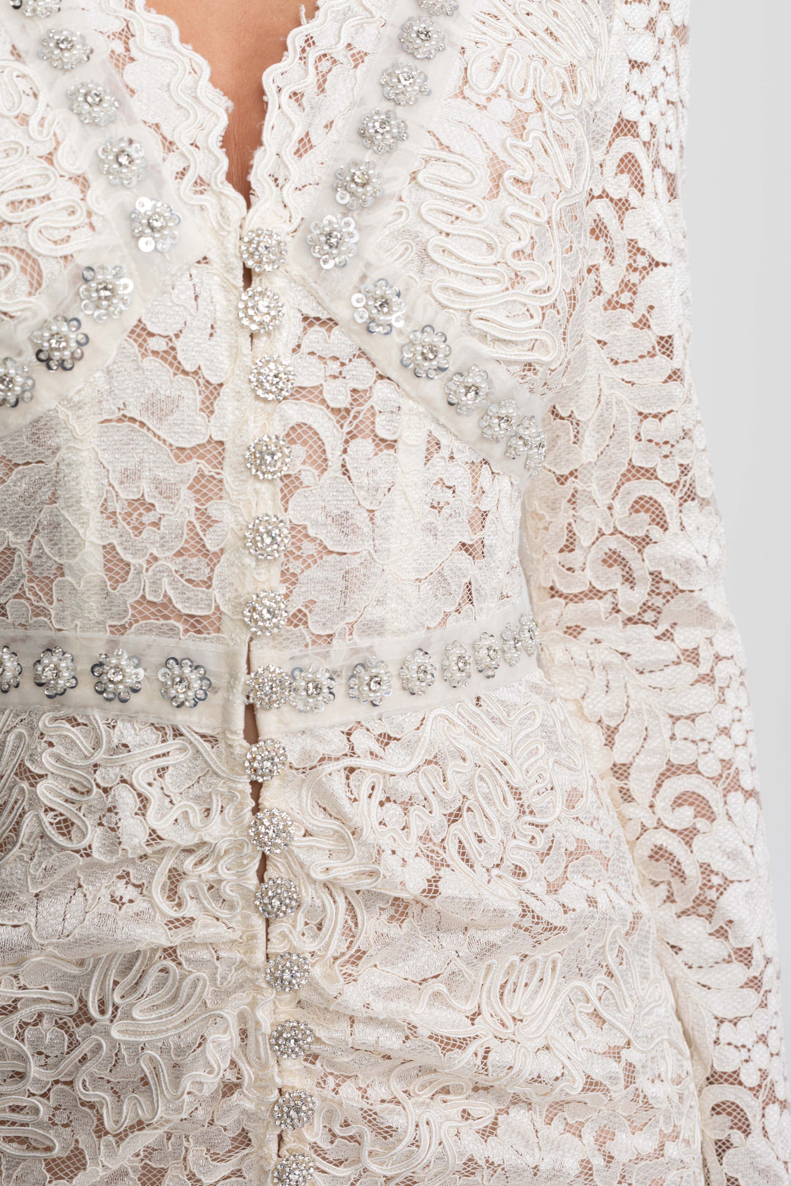 Abito midi in pizzo con scollo a V impreziosito da cristalli e dettaglio frontrale drappeggiato - Bianco 