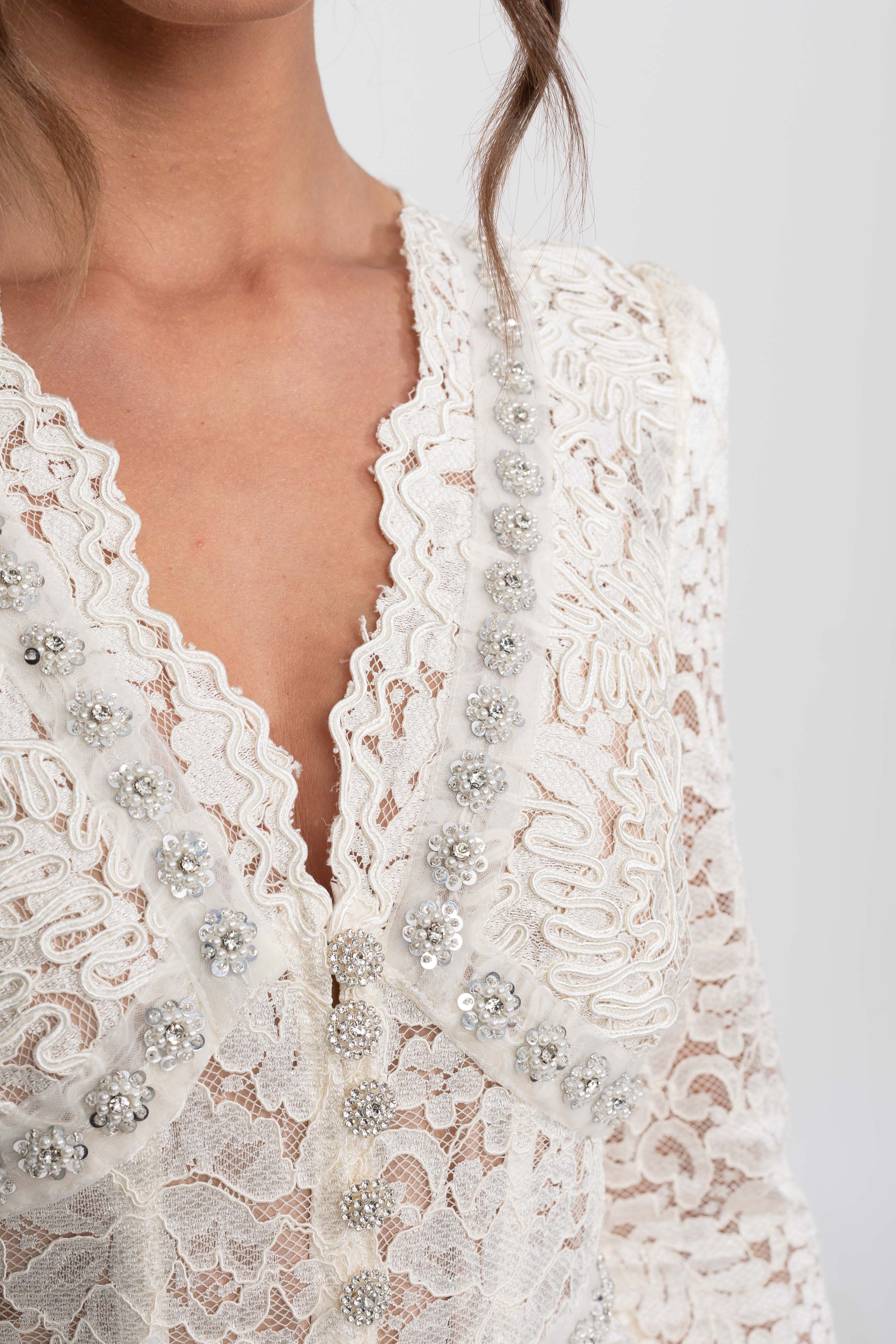 Abito midi in pizzo con scollo a V impreziosito da cristalli e dettaglio frontrale drappeggiato - Bianco 