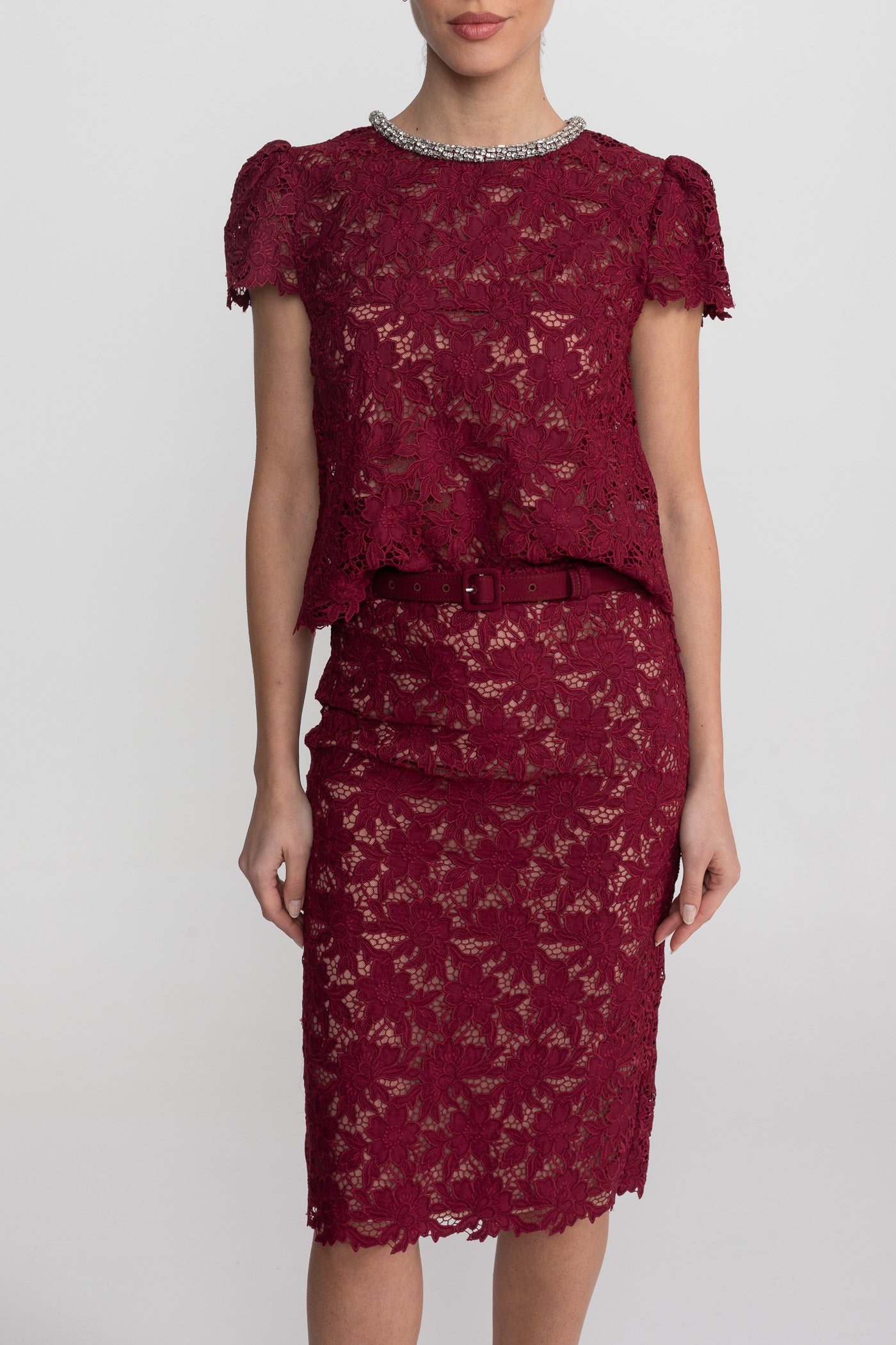 Completo Coordinato in Pizzo con Top a Maniche Corte e Scollo Decorato con Cristalli - Burgundy 