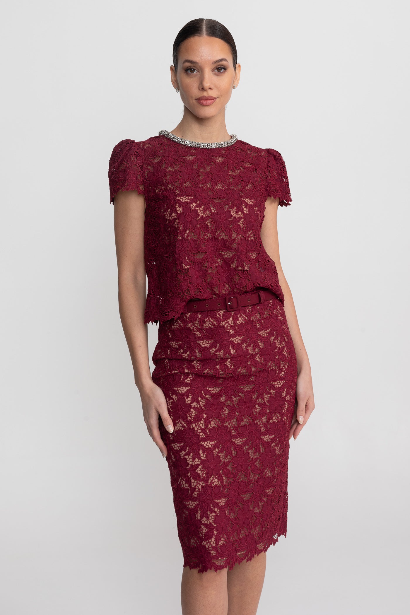 Completo Coordinato in Pizzo con Top a Maniche Corte e Scollo Decorato con Cristalli - Burgundy 