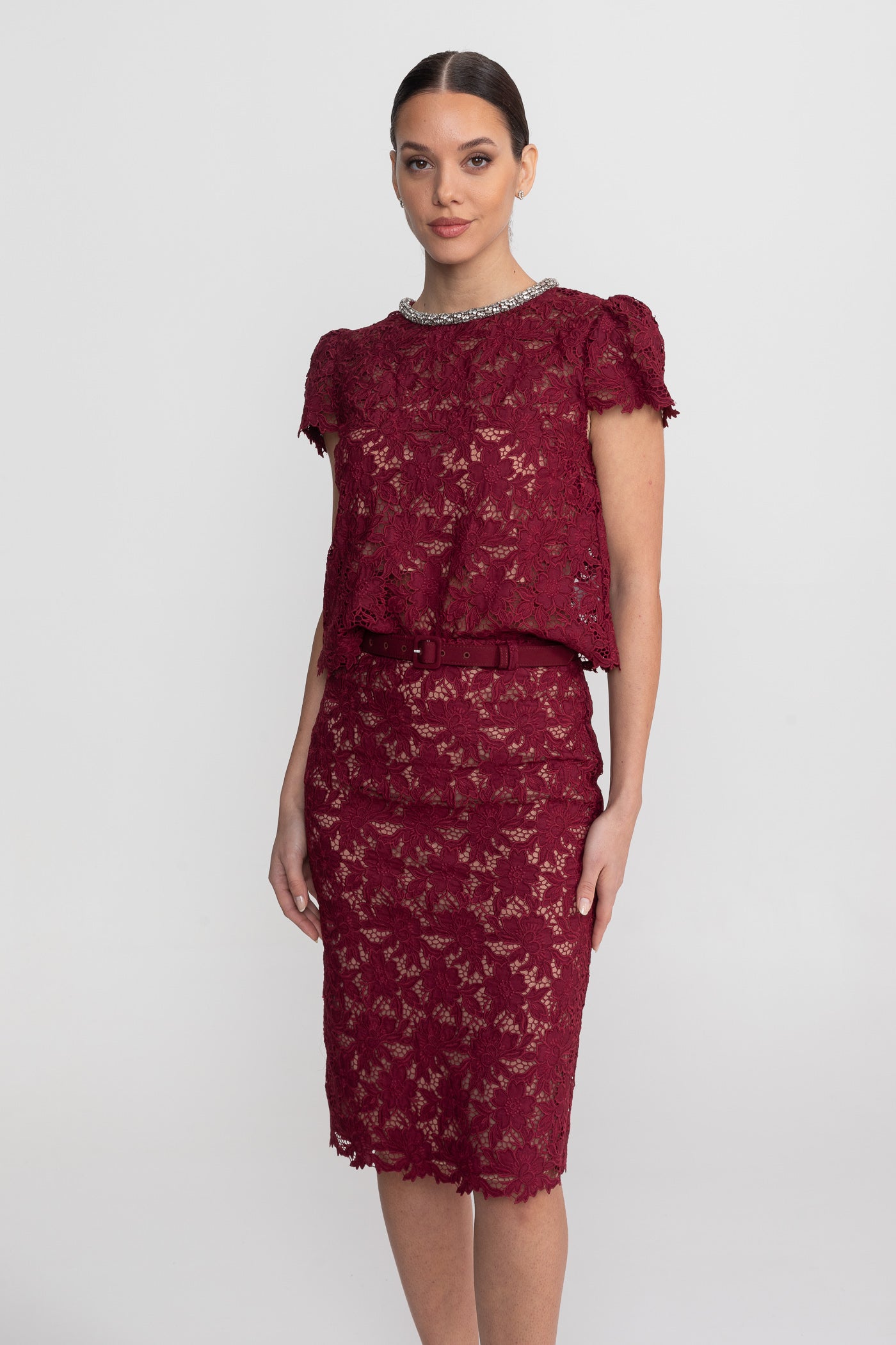 Completo Coordinato in Pizzo con Top a Maniche Corte e Scollo Decorato con Cristalli - Burgundy 