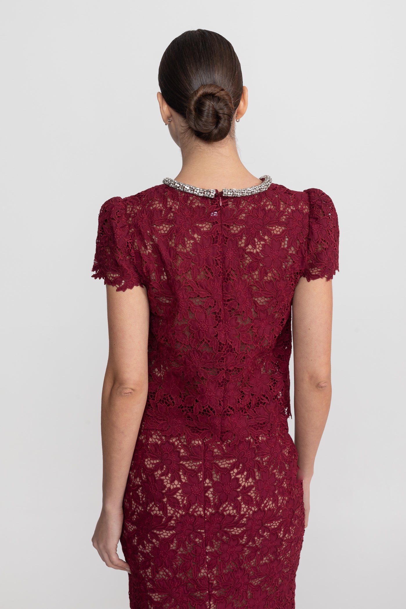 Completo Coordinato in Pizzo con Top a Maniche Corte e Scollo Decorato con Cristalli - Burgundy 