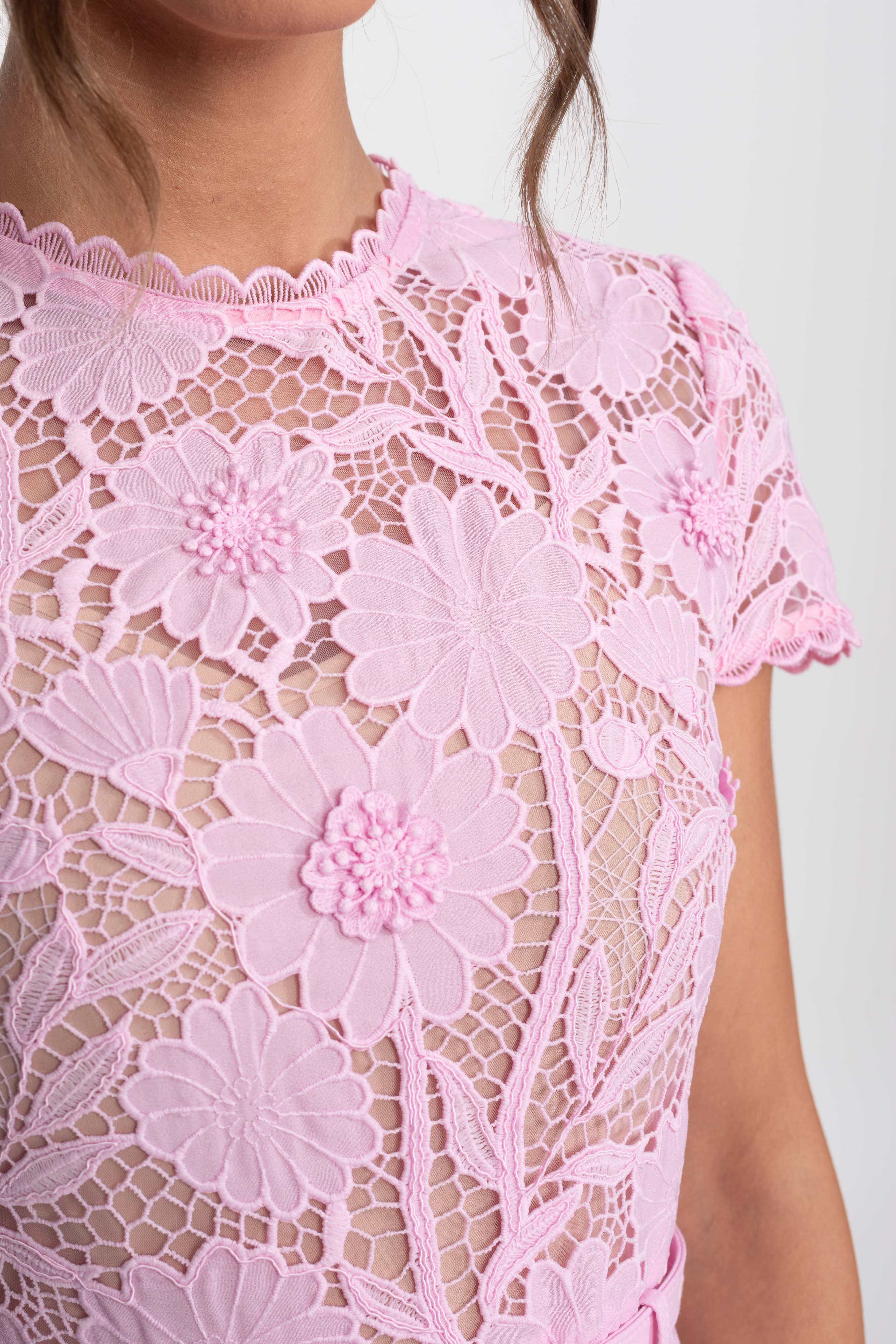 Abito in pizzo floreale con cintura e scollo rotondo smerlato - Rosa 