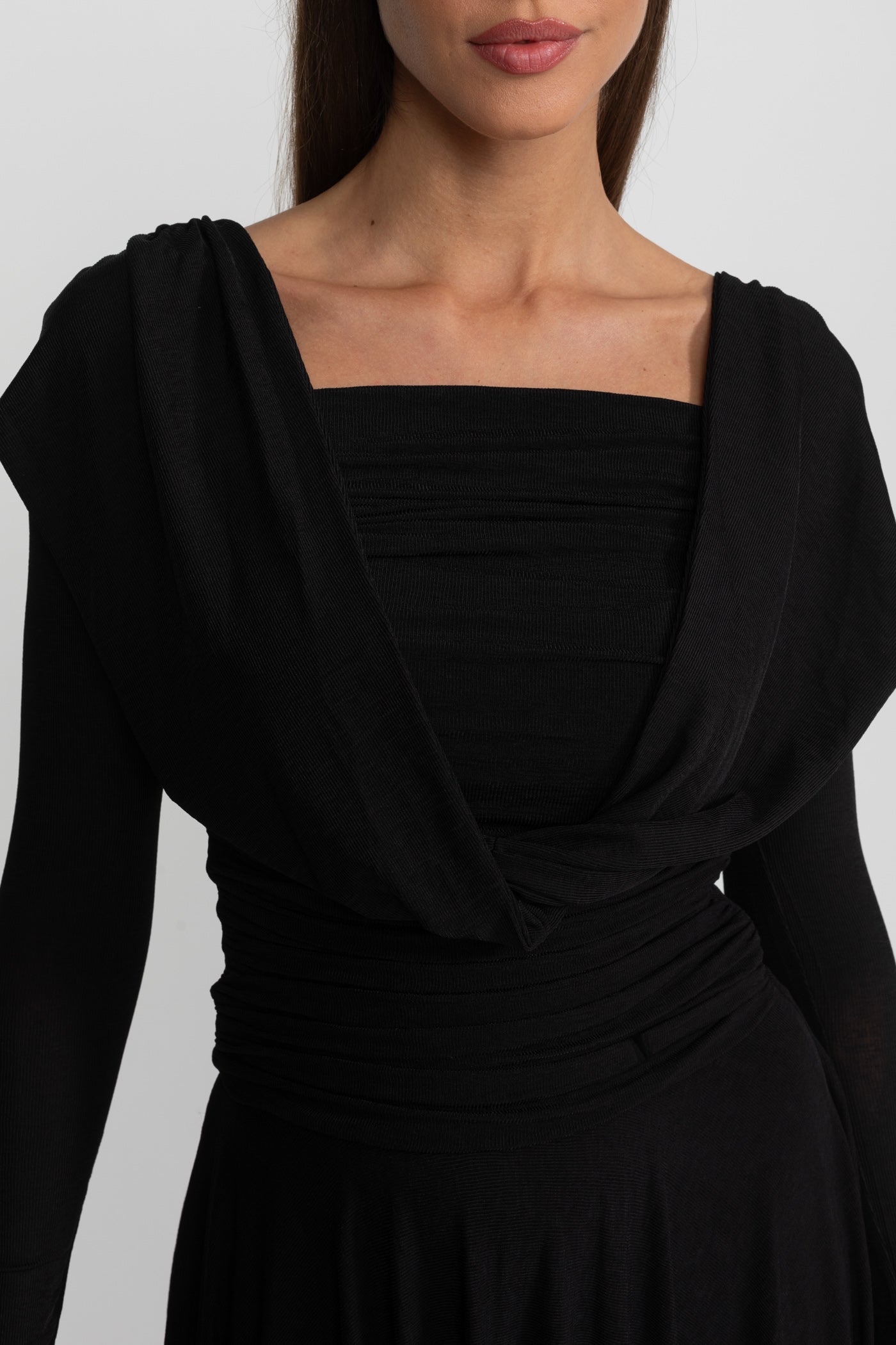 Abito midi asimmetrico drappeggiato a maniche lunghe – Nero 