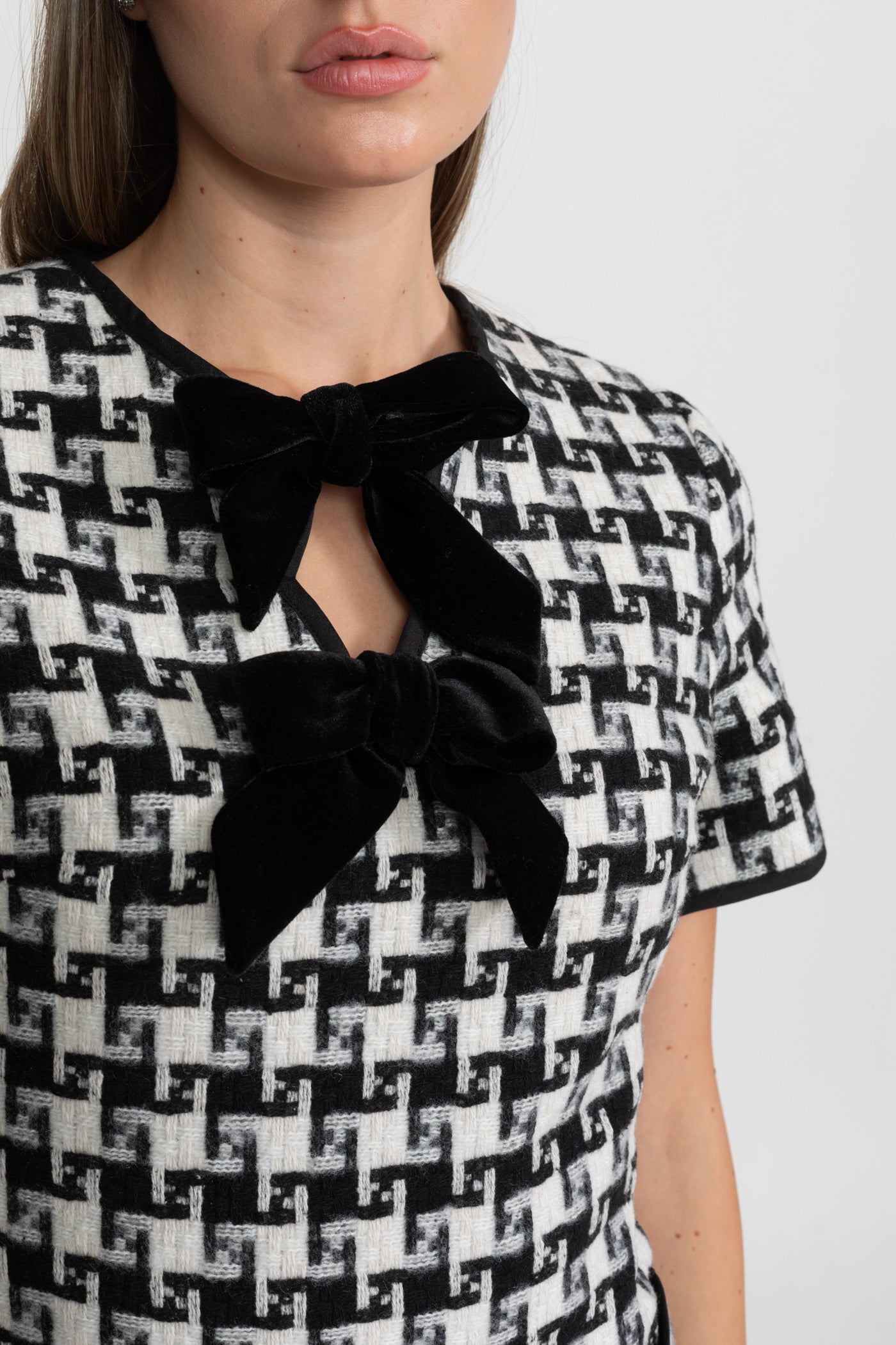 Abito mini in tweed con fiocco di velluto e motivo a quadri – Nero e bianco 