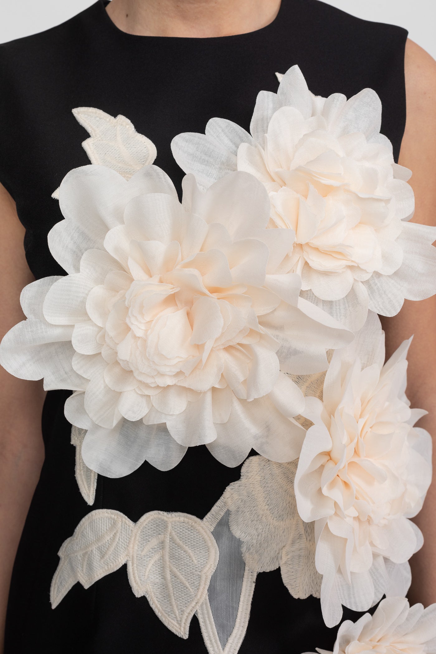 Abito Mini Senza Maniche con Scollo Rotondo e Applicazioni Floreali 3D - Nero 