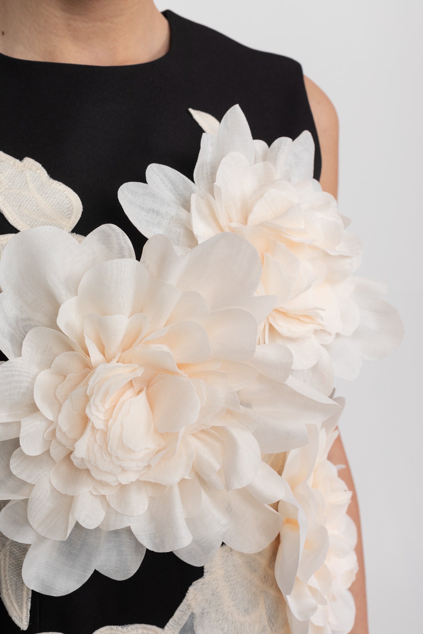 Abito Mini Senza Maniche con Scollo Rotondo e Applicazioni Floreali 3D - Nero 