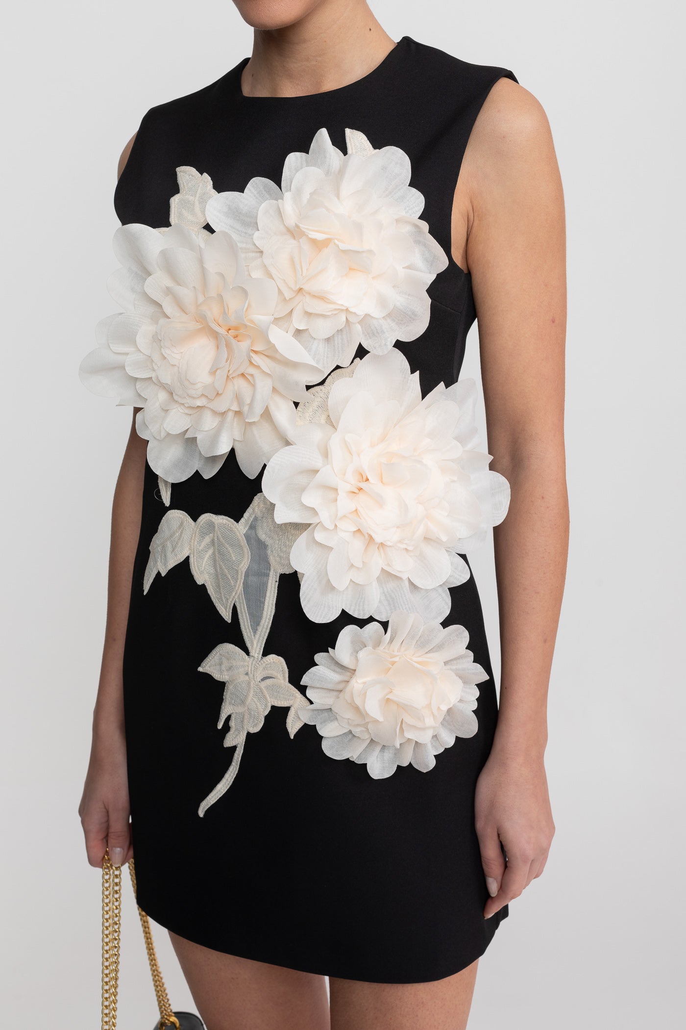 Abito Mini Senza Maniche con Scollo Rotondo e Applicazioni Floreali 3D - Nero 