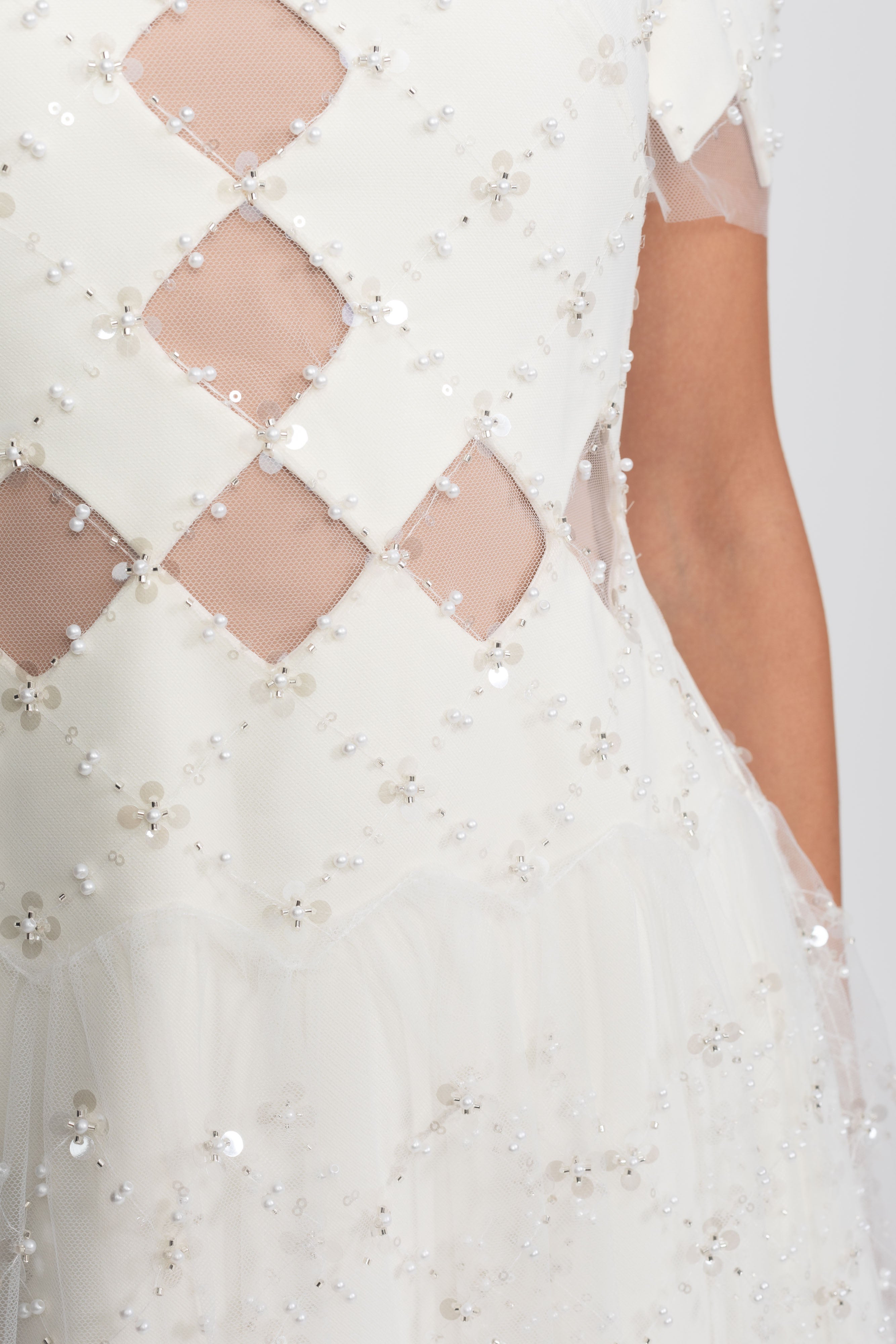 Abito con intagli a diamante e applicazioni di perline con profilo di perle - Bianco 