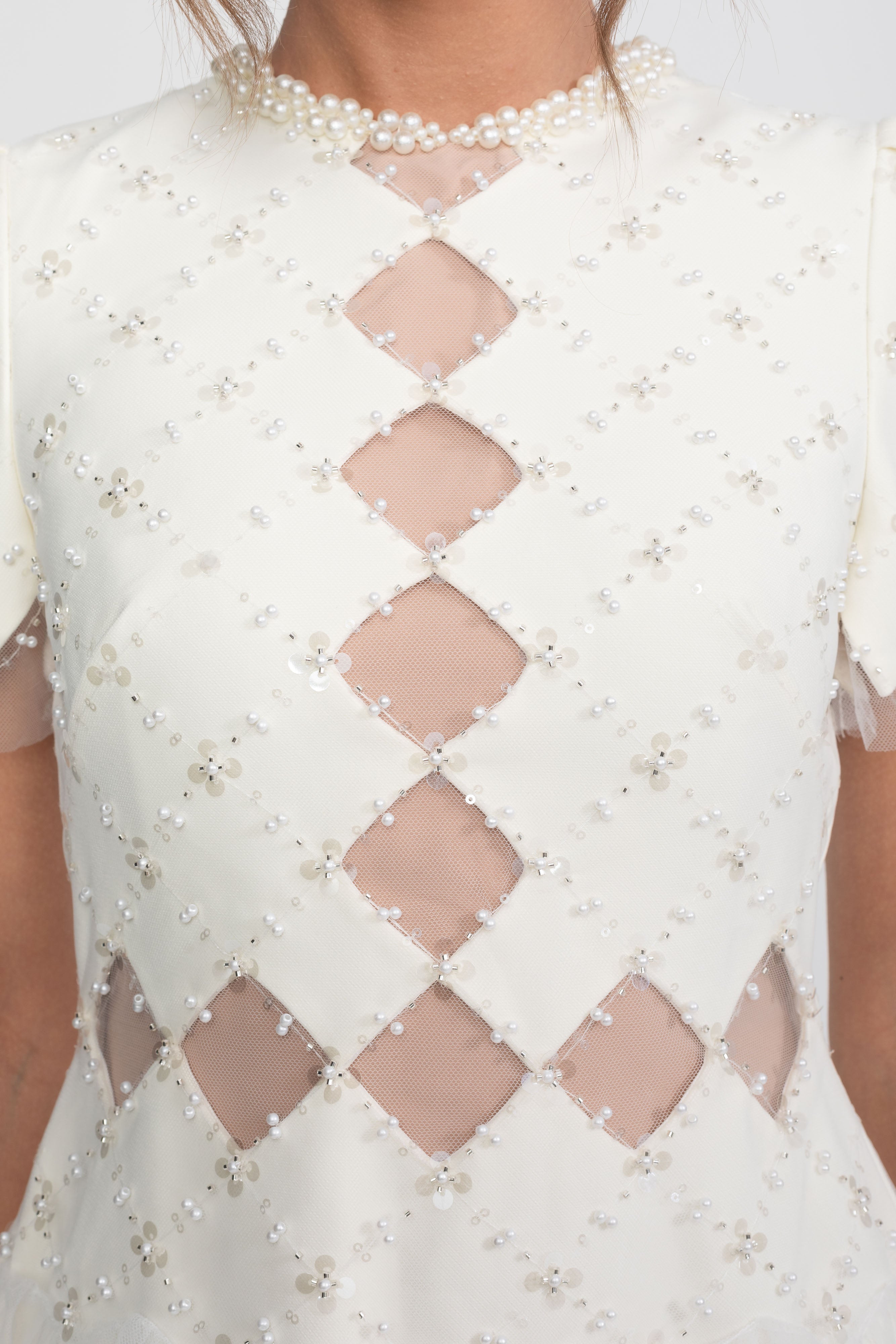 Abito con intagli a diamante e applicazioni di perline con profilo di perle - Bianco 