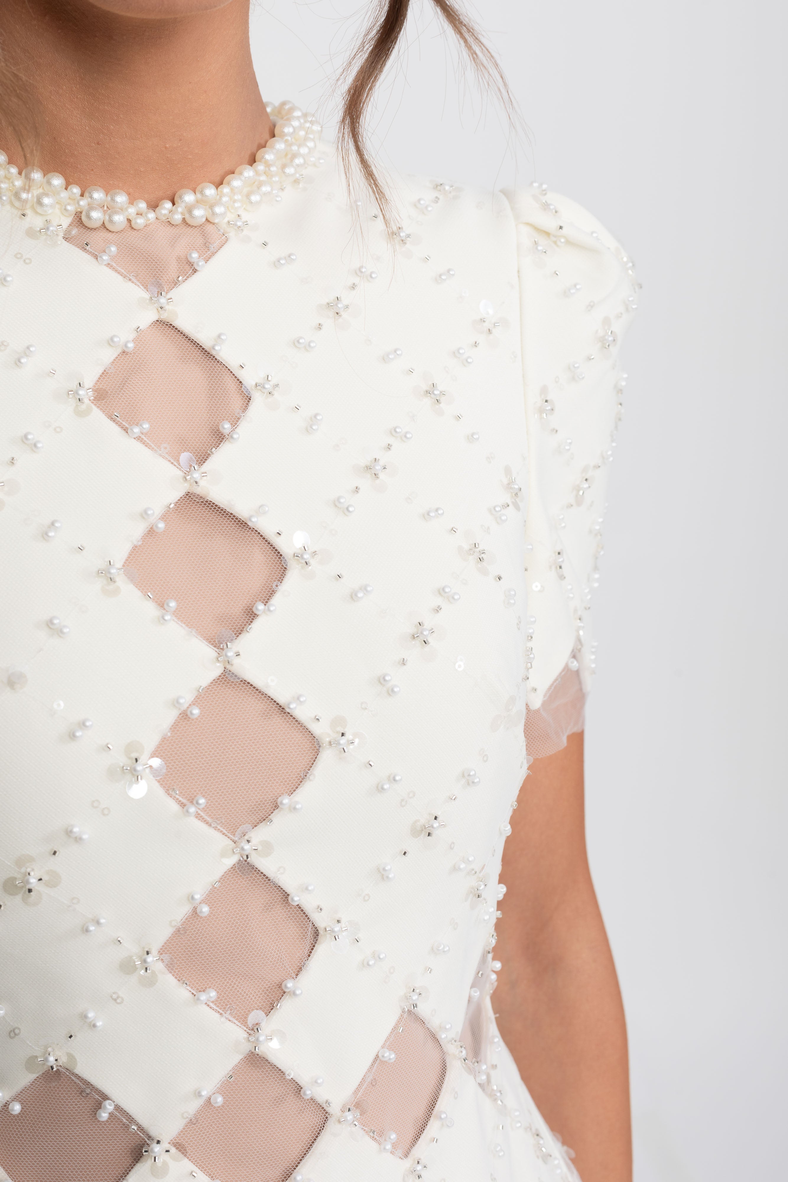 Abito con intagli a diamante e applicazioni di perline con profilo di perle - Bianco 