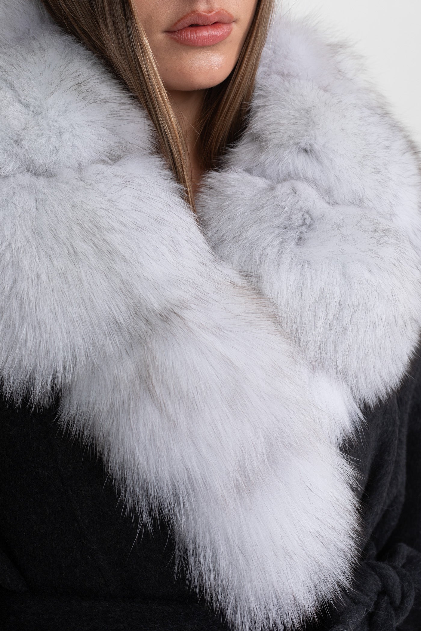 Cappotto avvolgente in lana con collo in pelliccia di volpe e cintura annodata – Nero/Grigio 