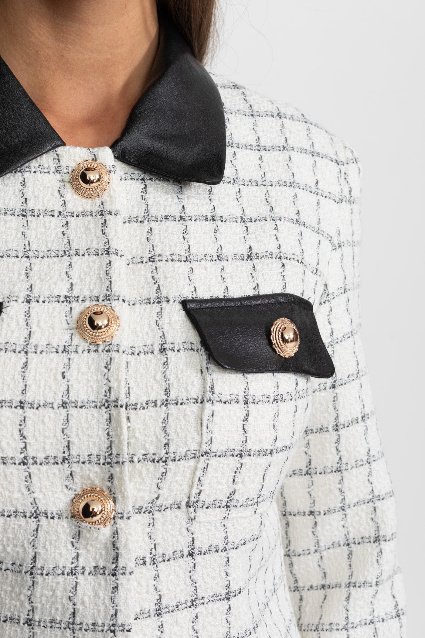 Abito mini in tweed a maniche lunghe con dettagli in pelle a contrasto – bianco e nero 