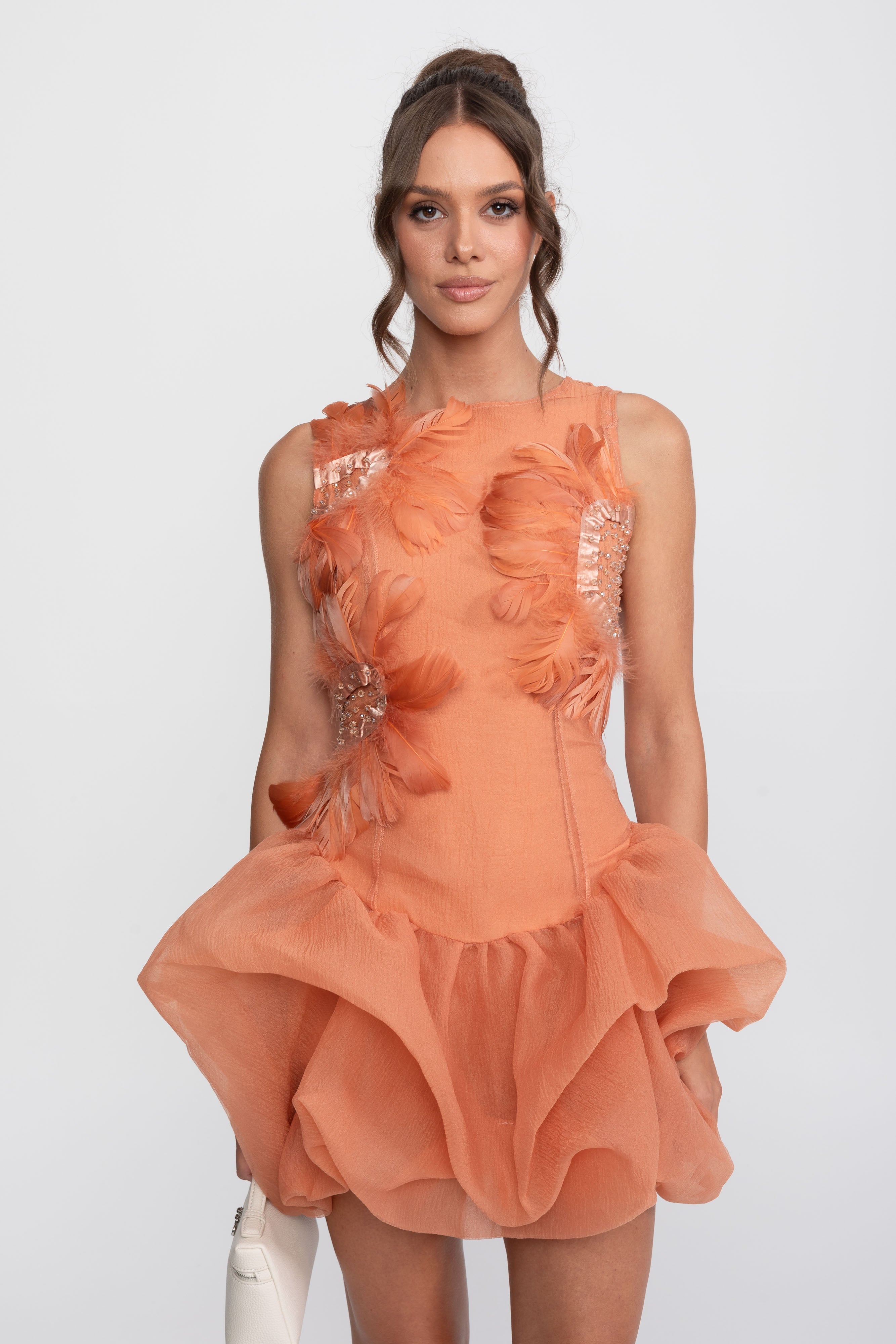 Abito mini peplum con applicazioni di piume 3D e perline di cristallo - Arancione 