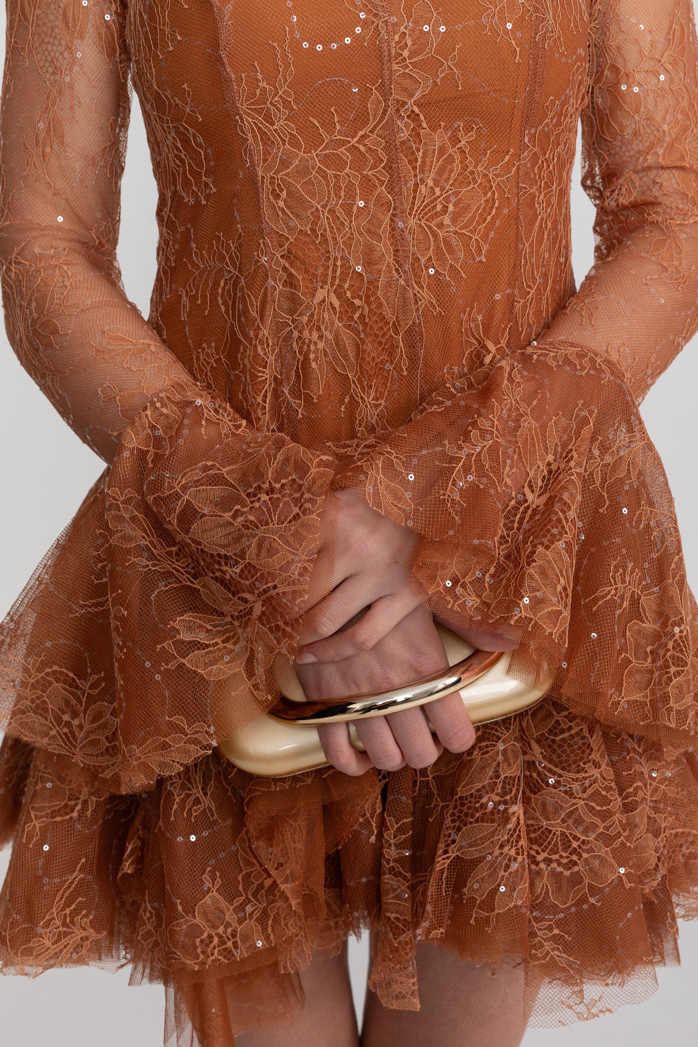 Abito Mini in Pizzo Trasparente con Maniche Lunghe e Orlo Arricciato - Rust 