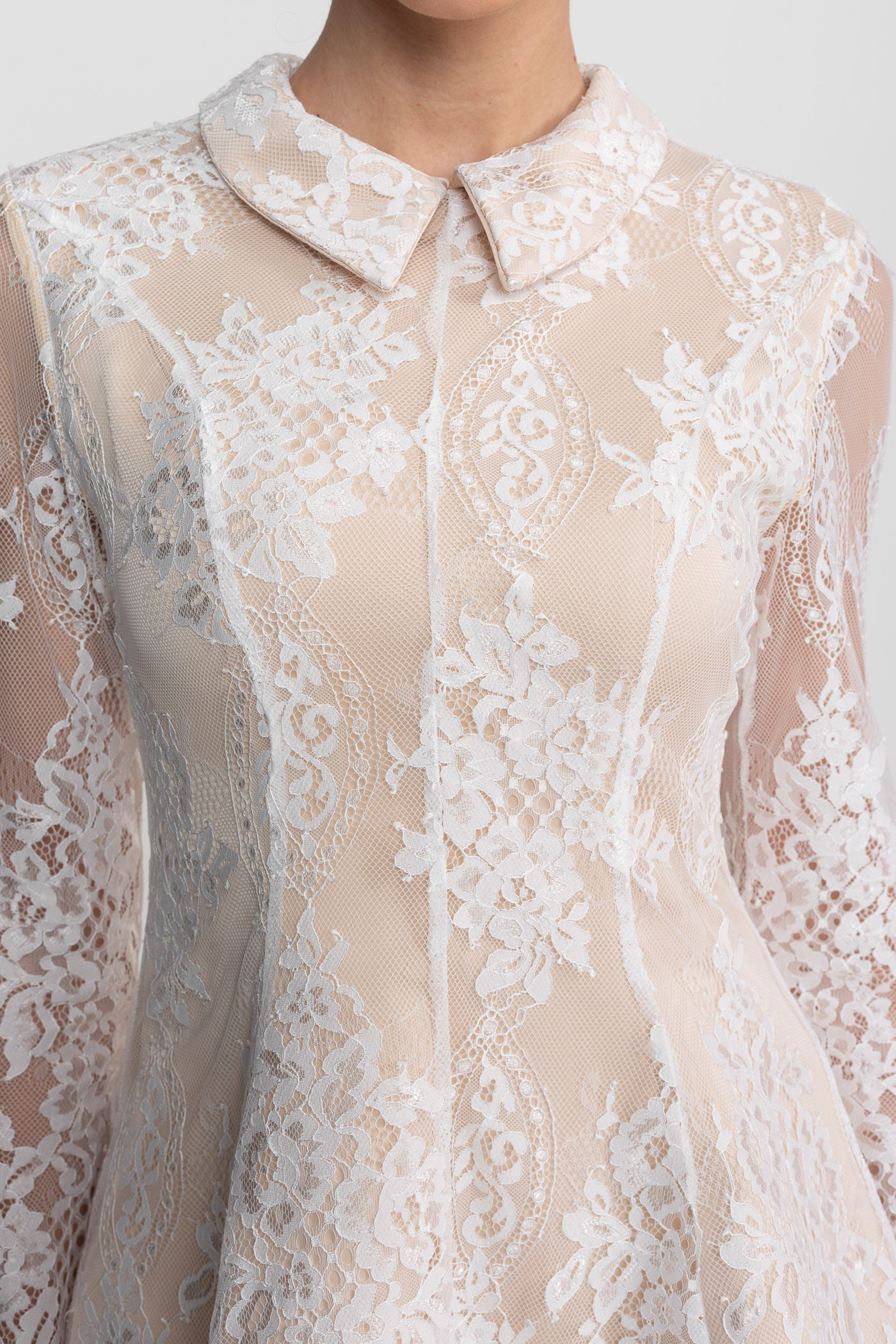 Abito Mini in Pizzo a Manica Lunga con Scollo a Colletto e Sovrapposizione Trasparente - Ivoire 