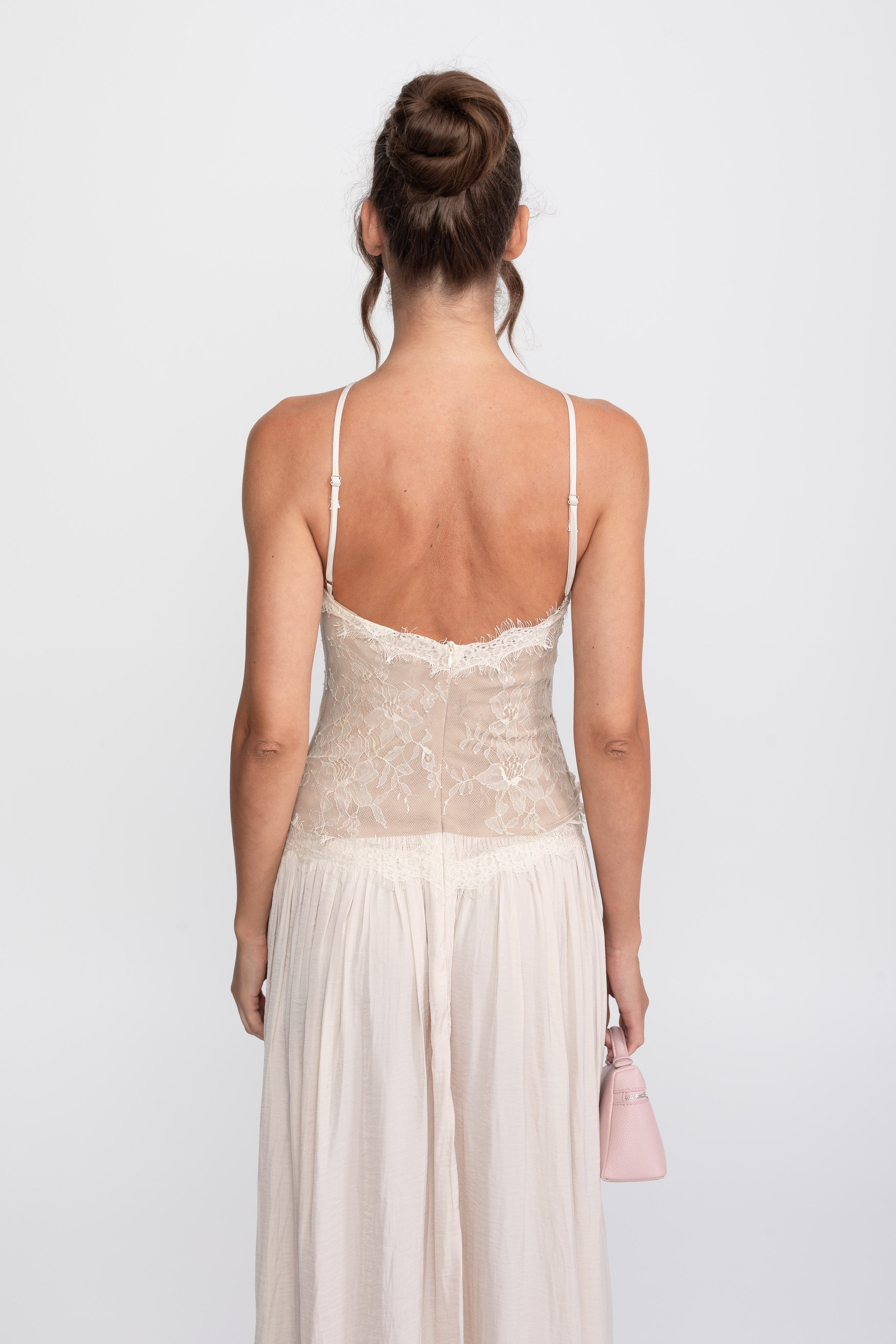 Abito maxi senza maniche con scollo halter in pizzo e gonna plissettata - Cream 