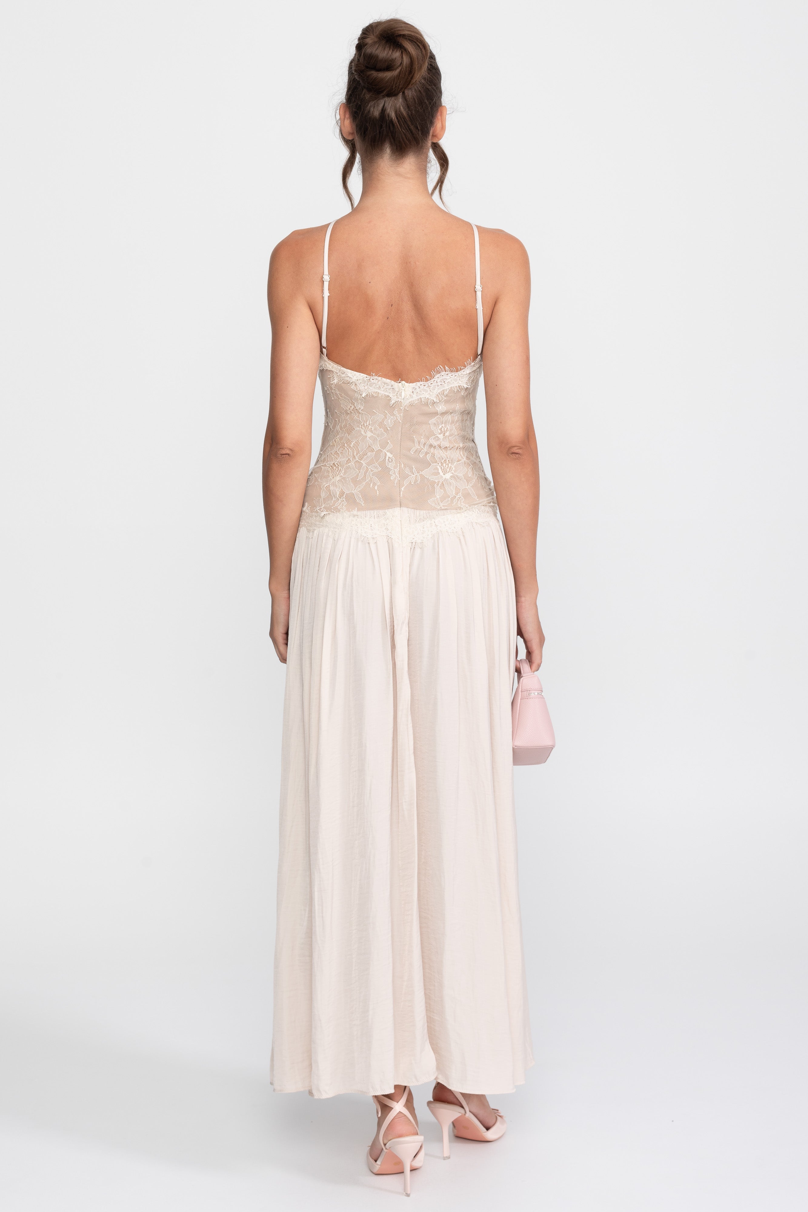 Abito maxi senza maniche con scollo halter in pizzo e gonna plissettata - Cream 