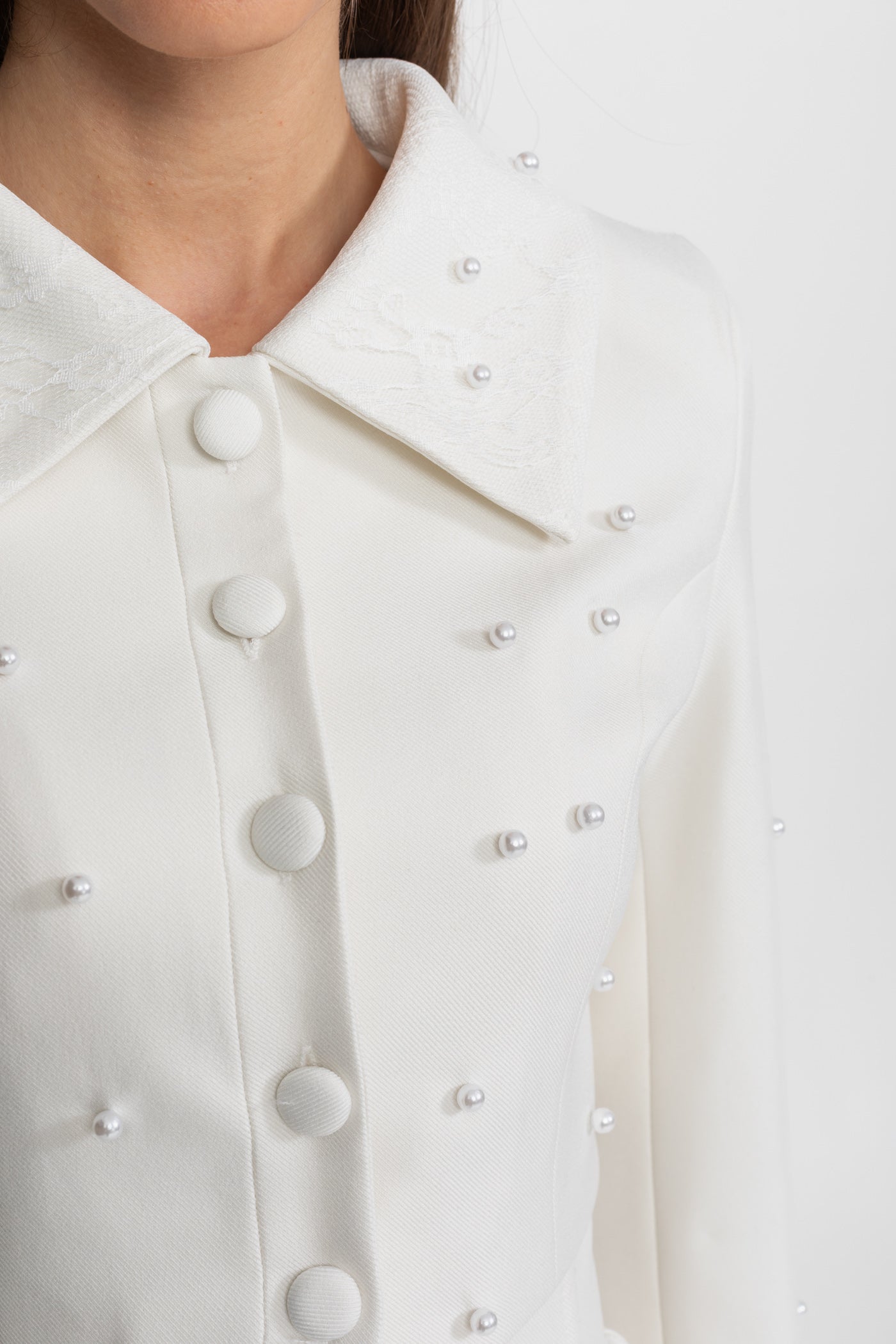 Completo coordinato con perle con giacca corta e gonna lunga – Bianco 