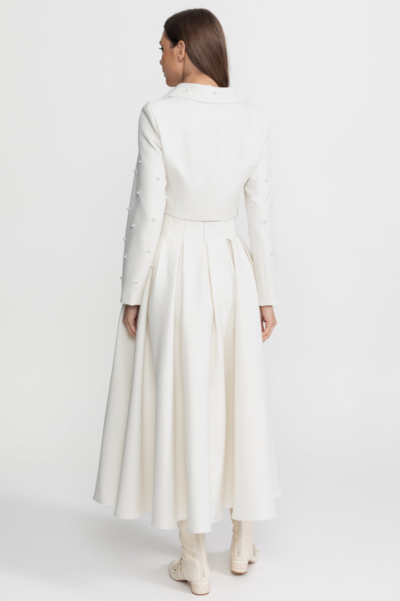 Completo coordinato con perle con giacca corta e gonna lunga – Bianco 