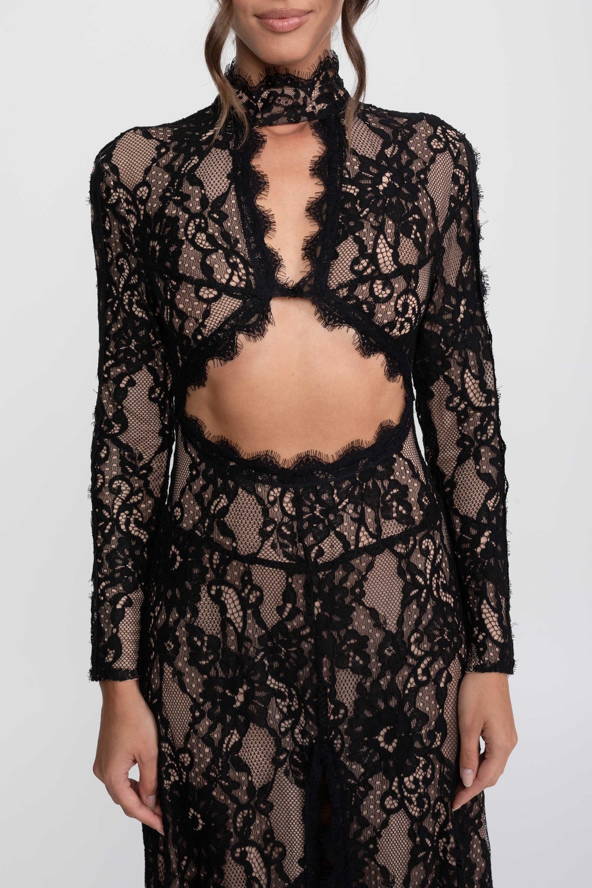 Elegante abito in pizzo con collo alto, cut-out frontale e spacco - Nero 