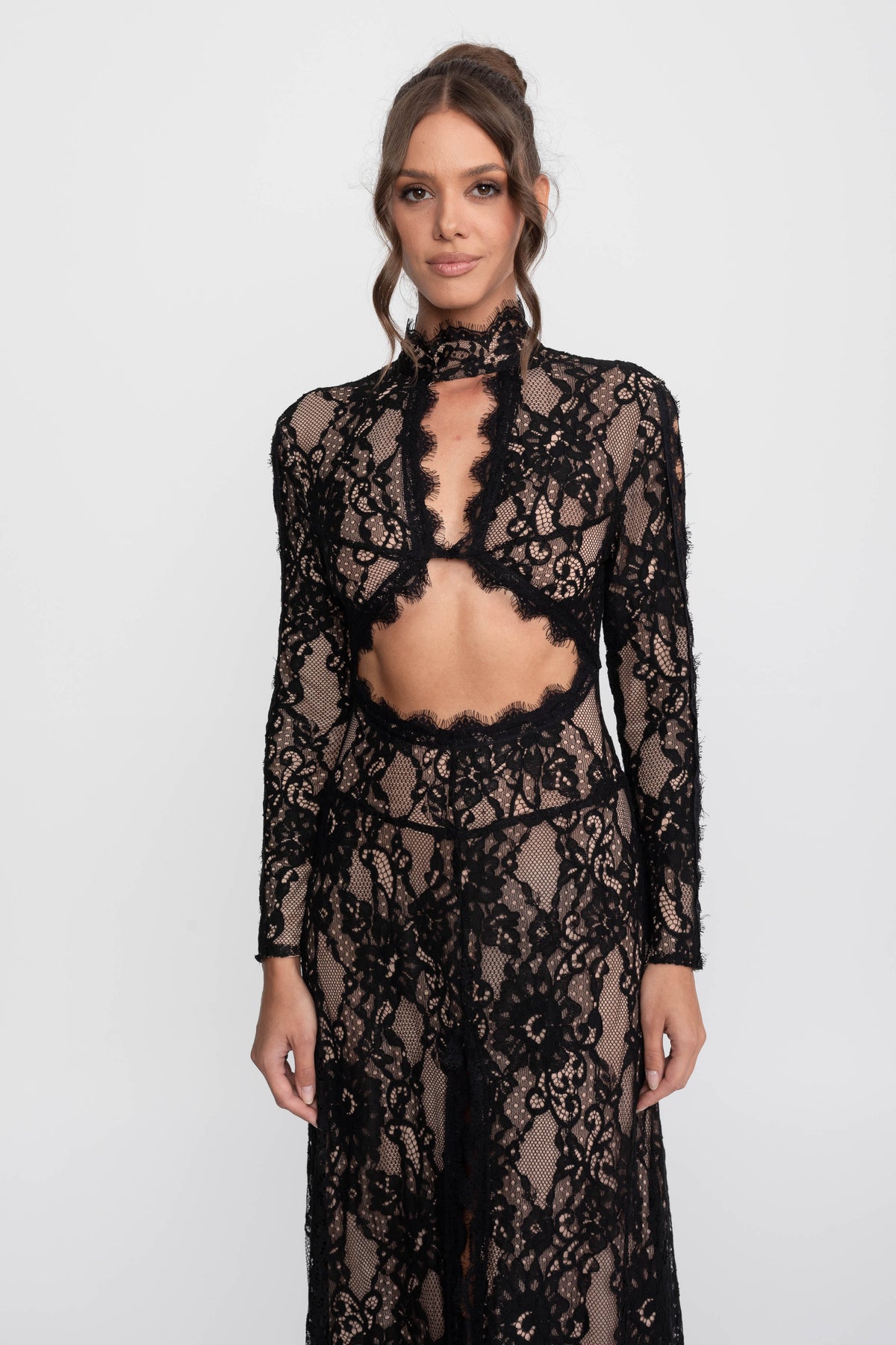 Elegante abito in pizzo con collo alto, cut-out frontale e spacco - Nero 