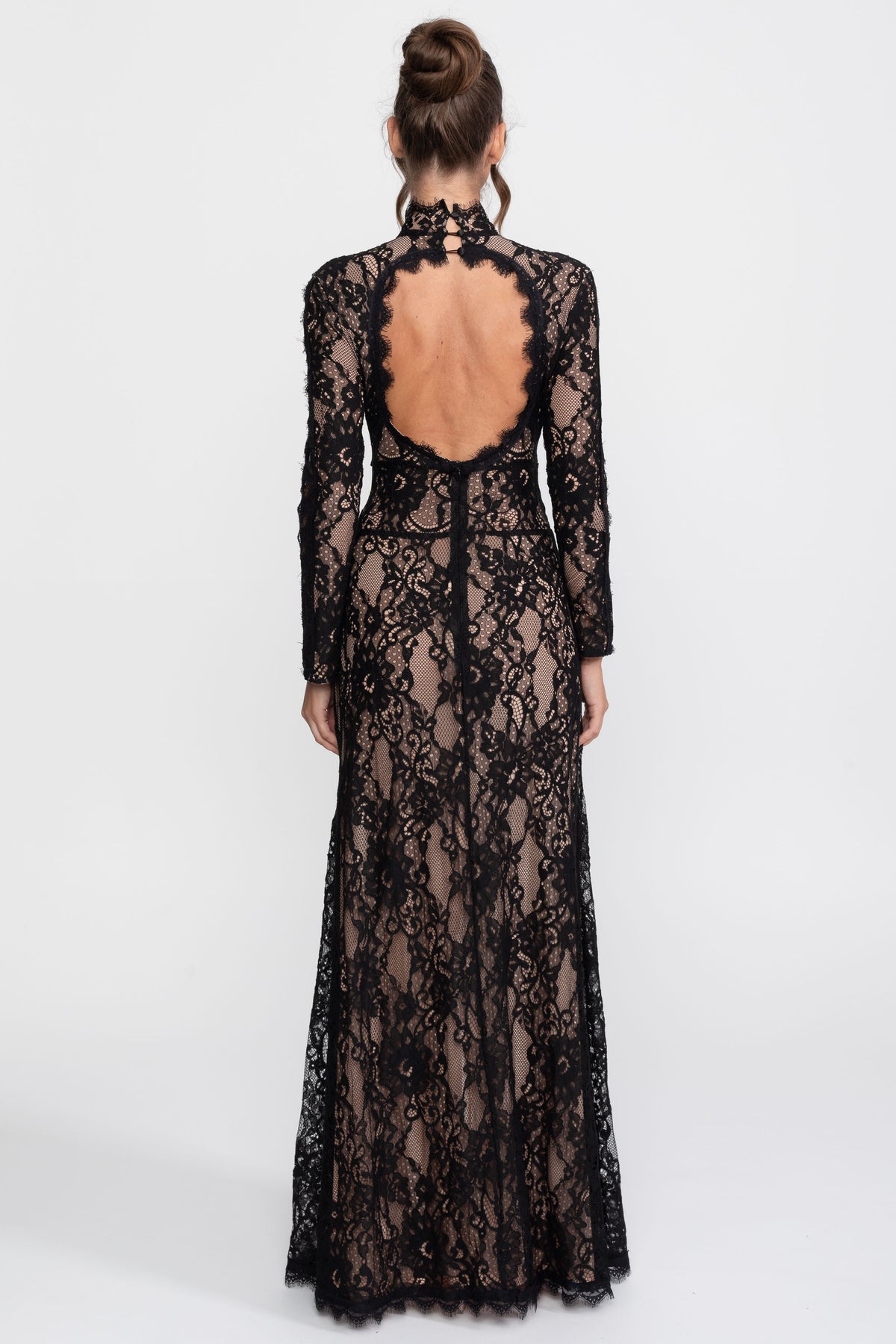 Elegante abito in pizzo con collo alto, cut-out frontale e spacco - Nero 