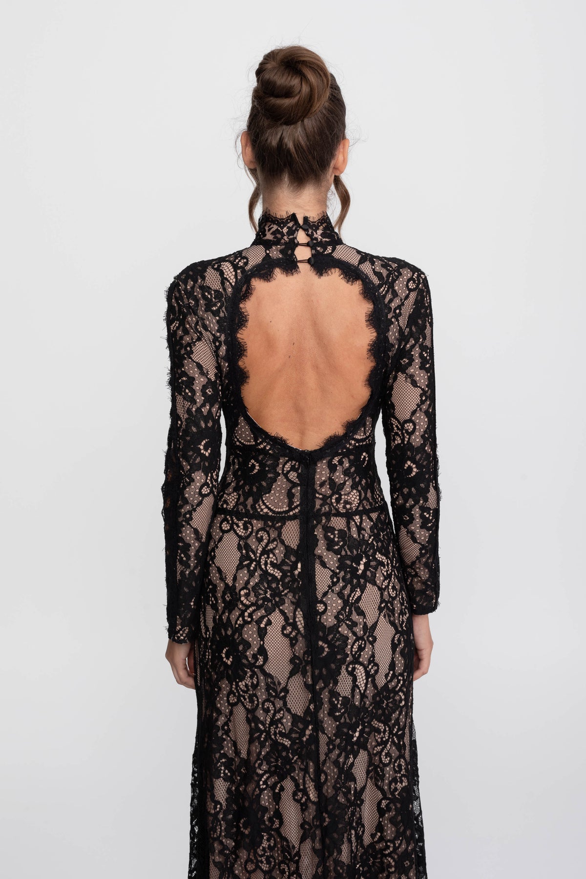 Elegante abito in pizzo con collo alto, cut-out frontale e spacco - Nero 