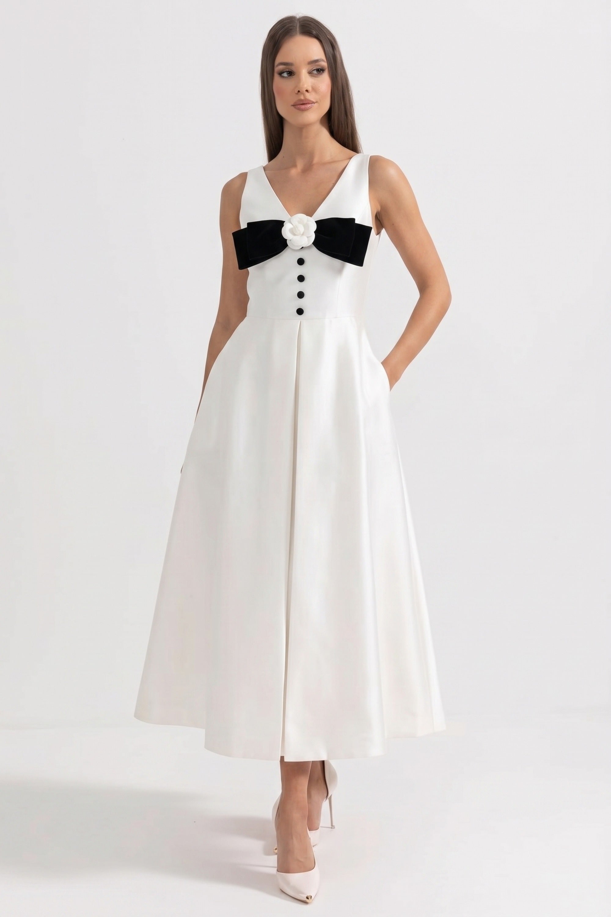 Abito Maxi con scollo halter, bustino con fiocco nero e abbottonatura frontale - Bianco 