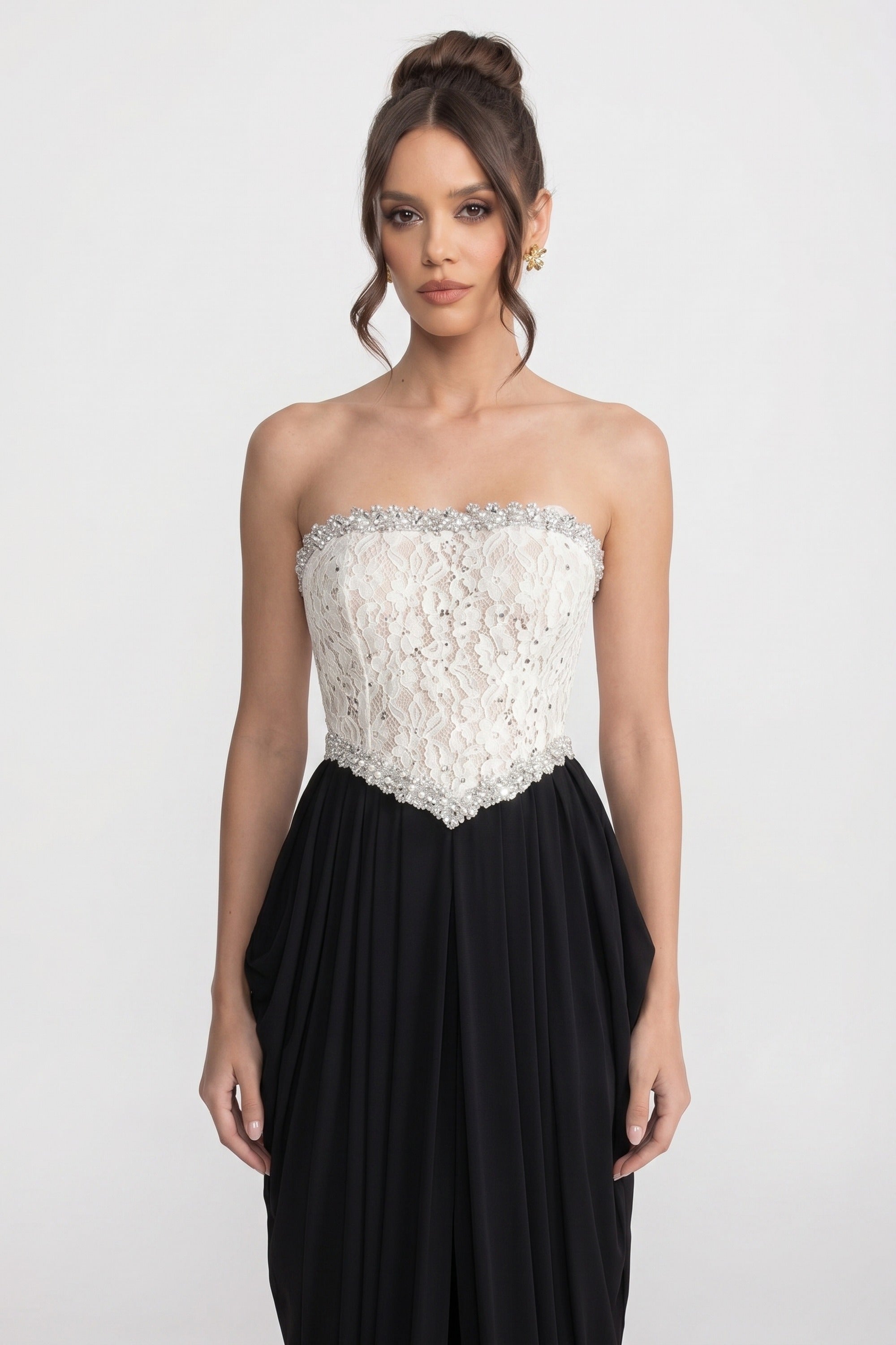 Abito senza spalline con corpino corsetto floreale 3D e gonna drappeggiata nera - White+Black 