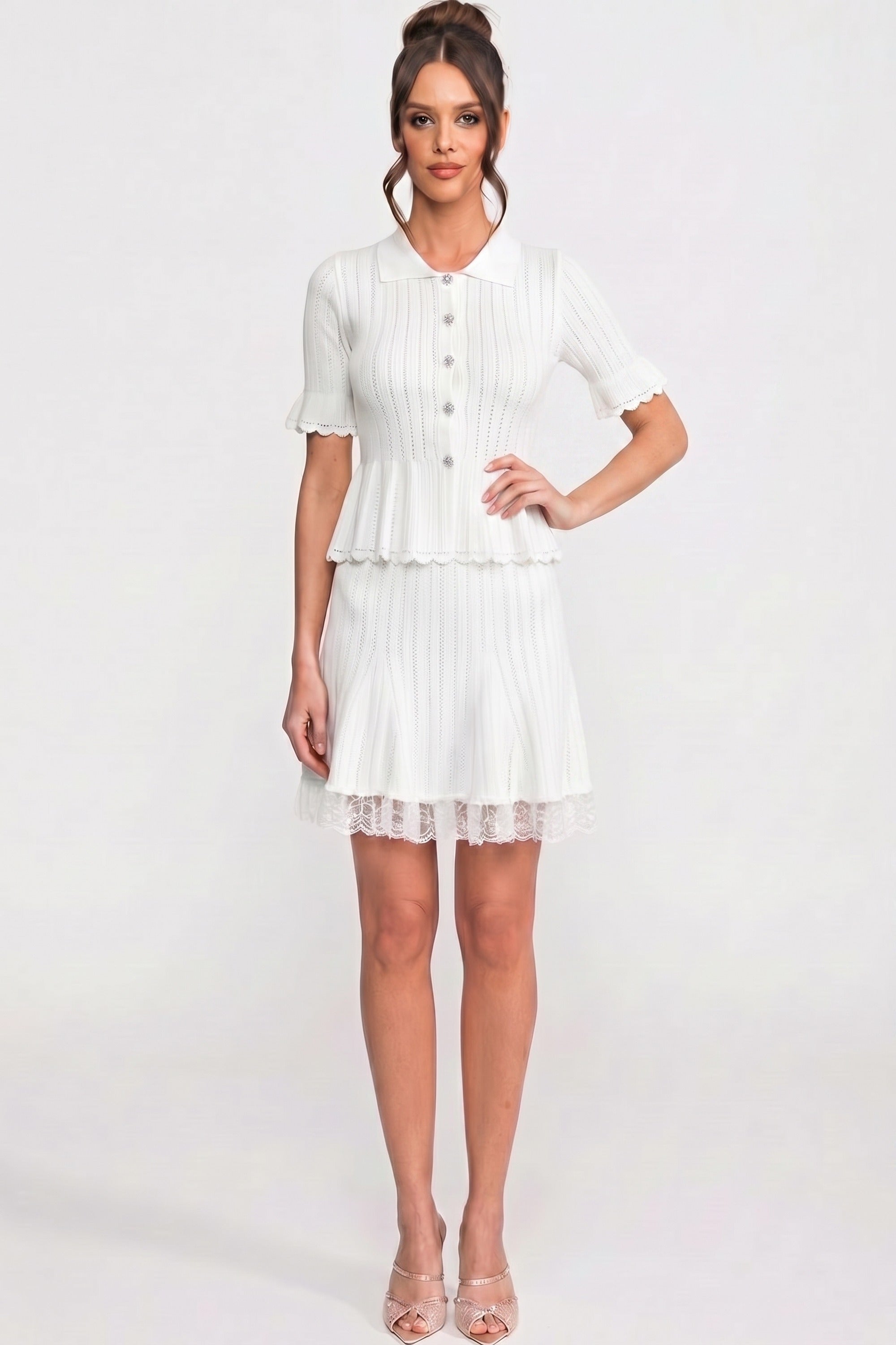 Mini abito peplum in maglia con colletto Peter Pan e orlo in pizzo - Bianco 