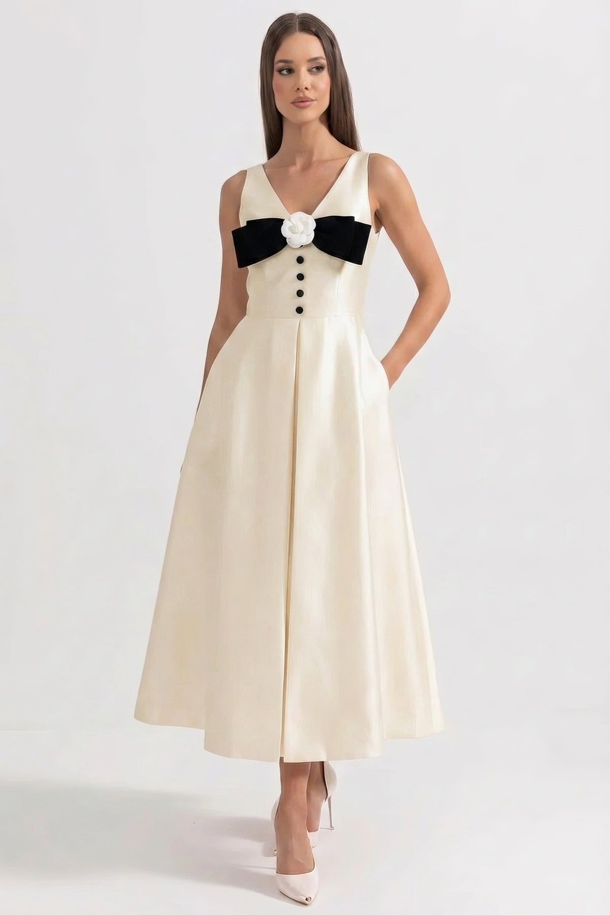 Abito Maxi con scollo halter, bustino con fiocco nero e abbottonatura frontale - Bianco 