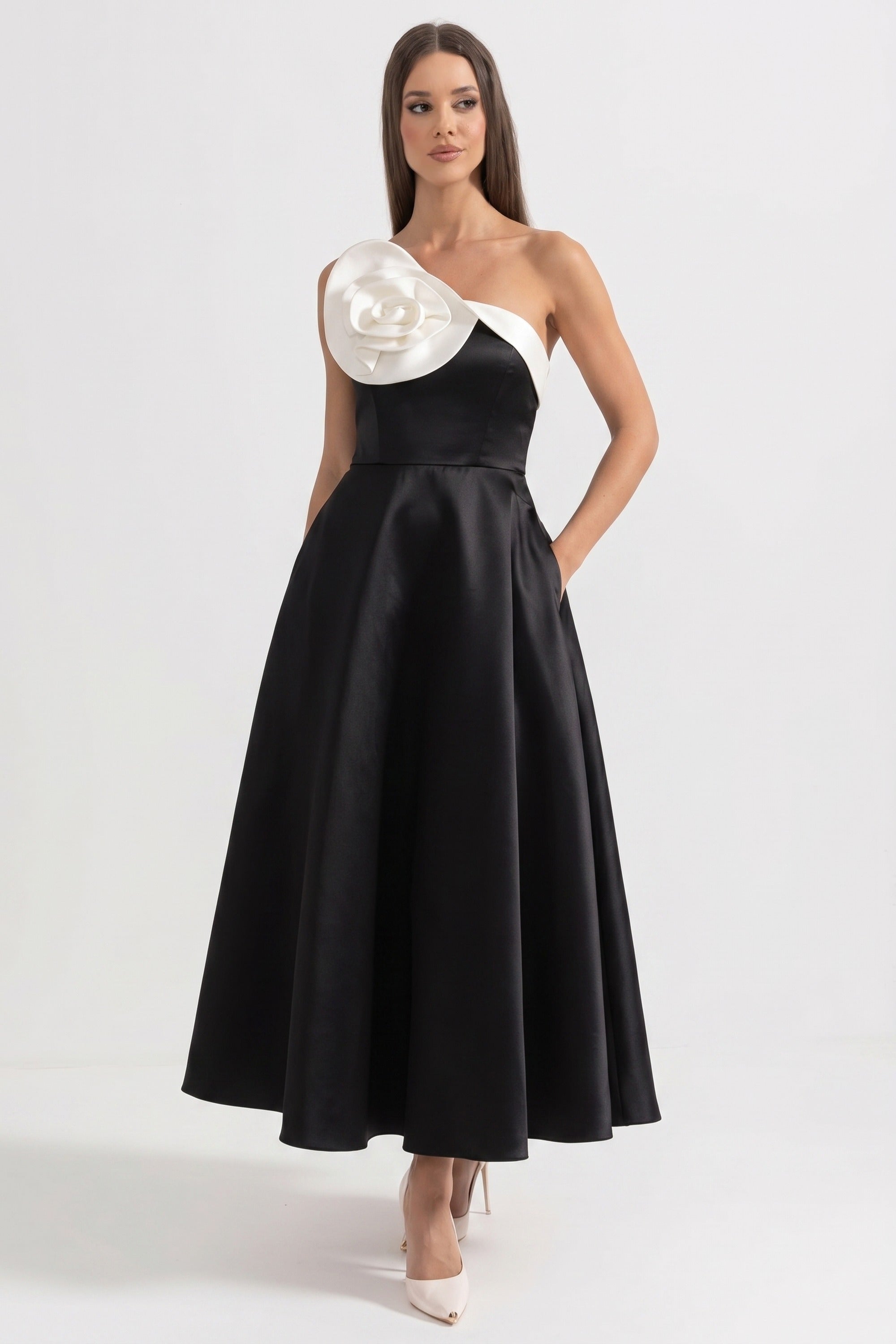 Abito da sera monospalla con rosa 3D oversize e gonna ampia - Nero 
