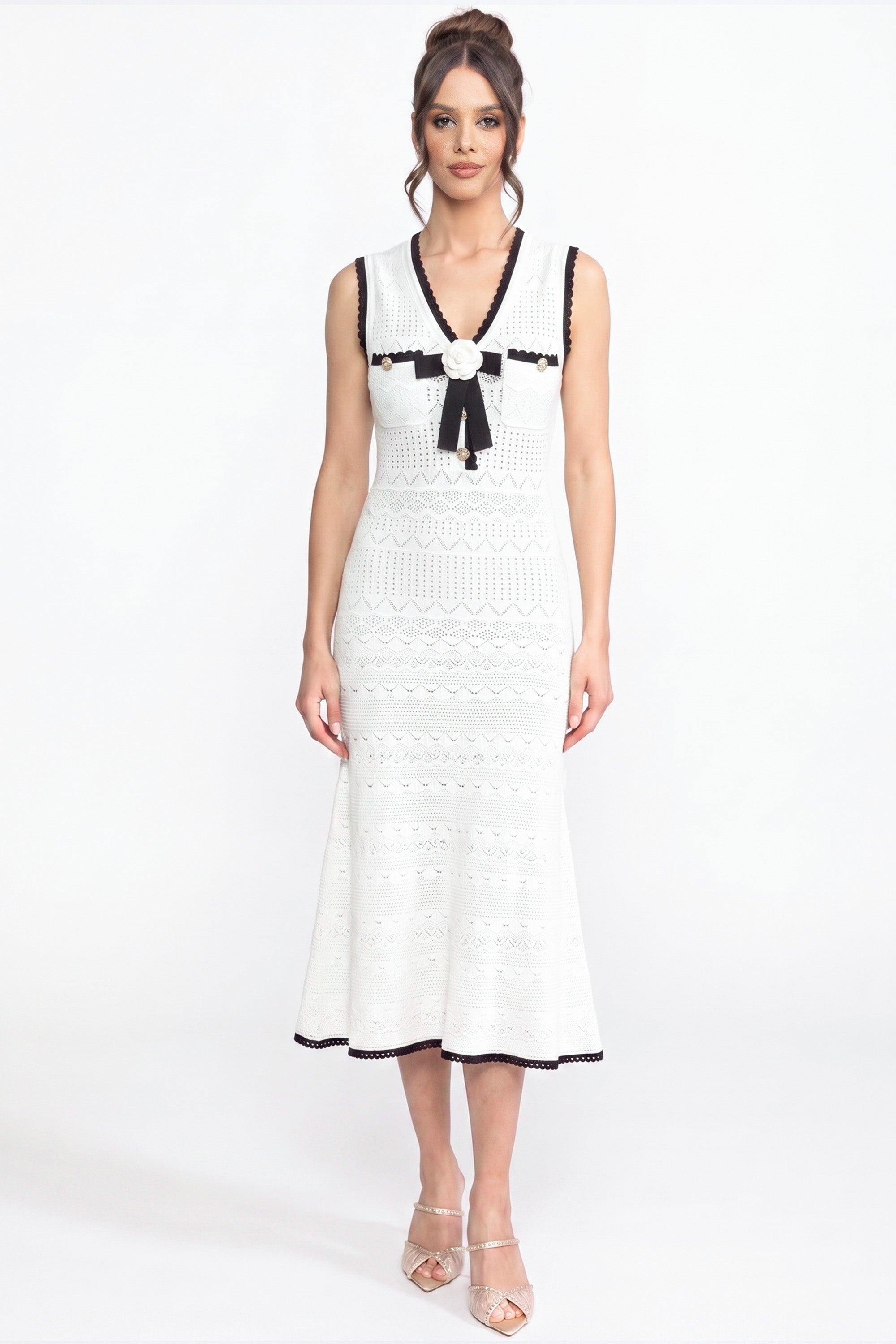Abito Midi in Maglia Crochet con Rifiniture Nere e Fiocco - Bianco 