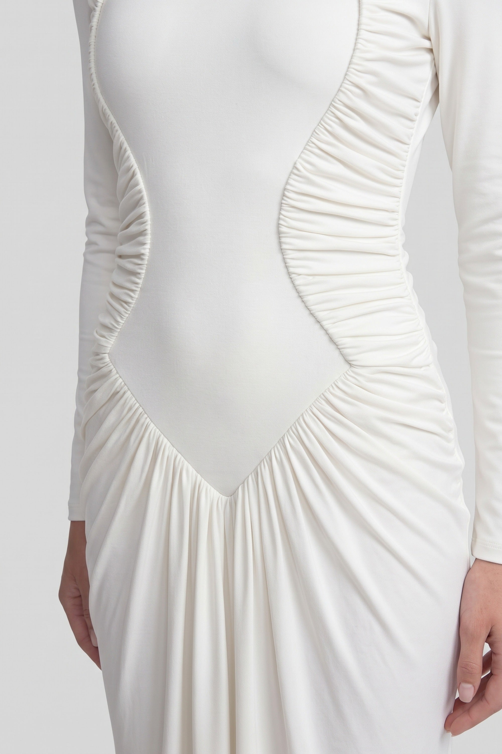 Abito lungo a sirena con collo alto, maniche lunghe, drappeggio arricciato e diagonale - Bianco 