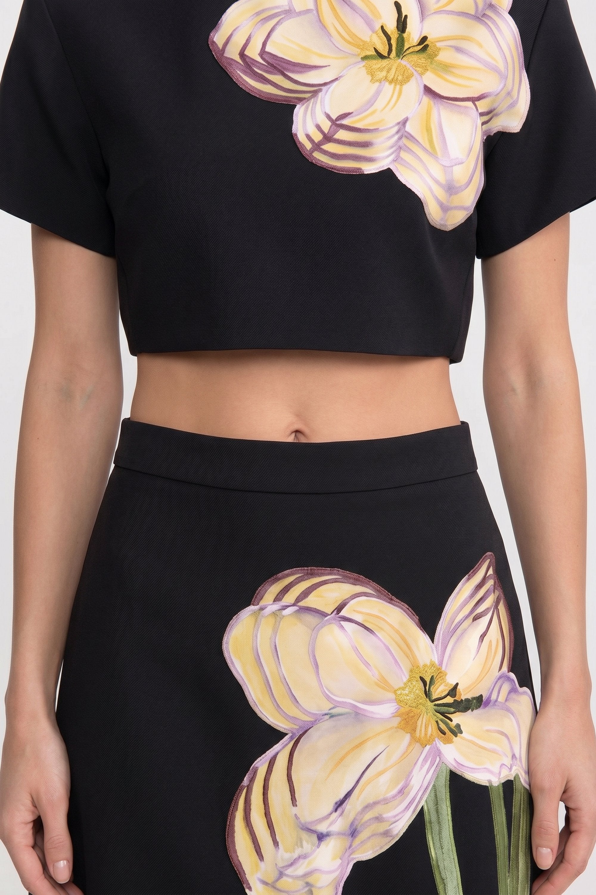Completo coordinato con stampa floreale, maniche corte, crop top e gonna maxi - Bianco 