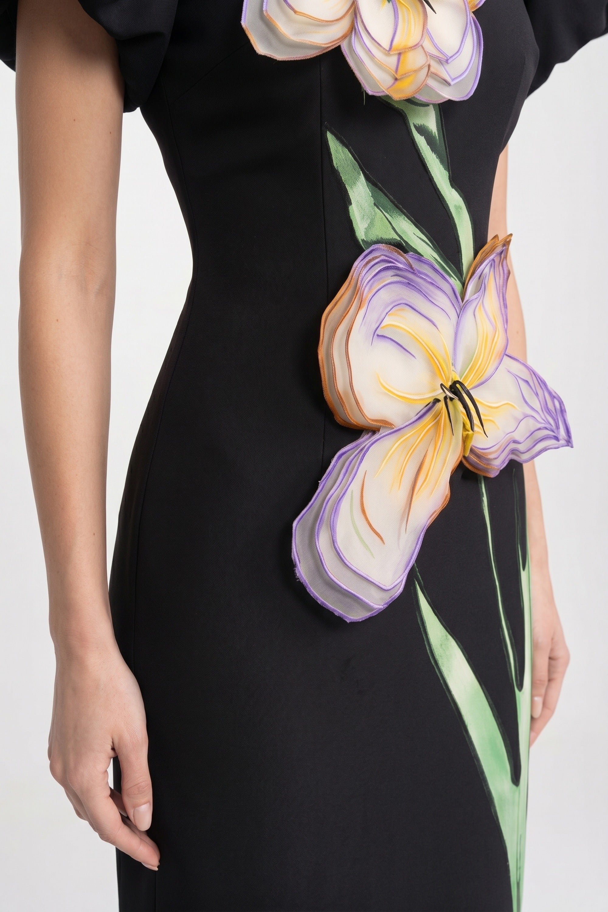 Abito Maxi Strutturato con Spalle Definite e Applicazione Floreale Iris 3D - Nero 
