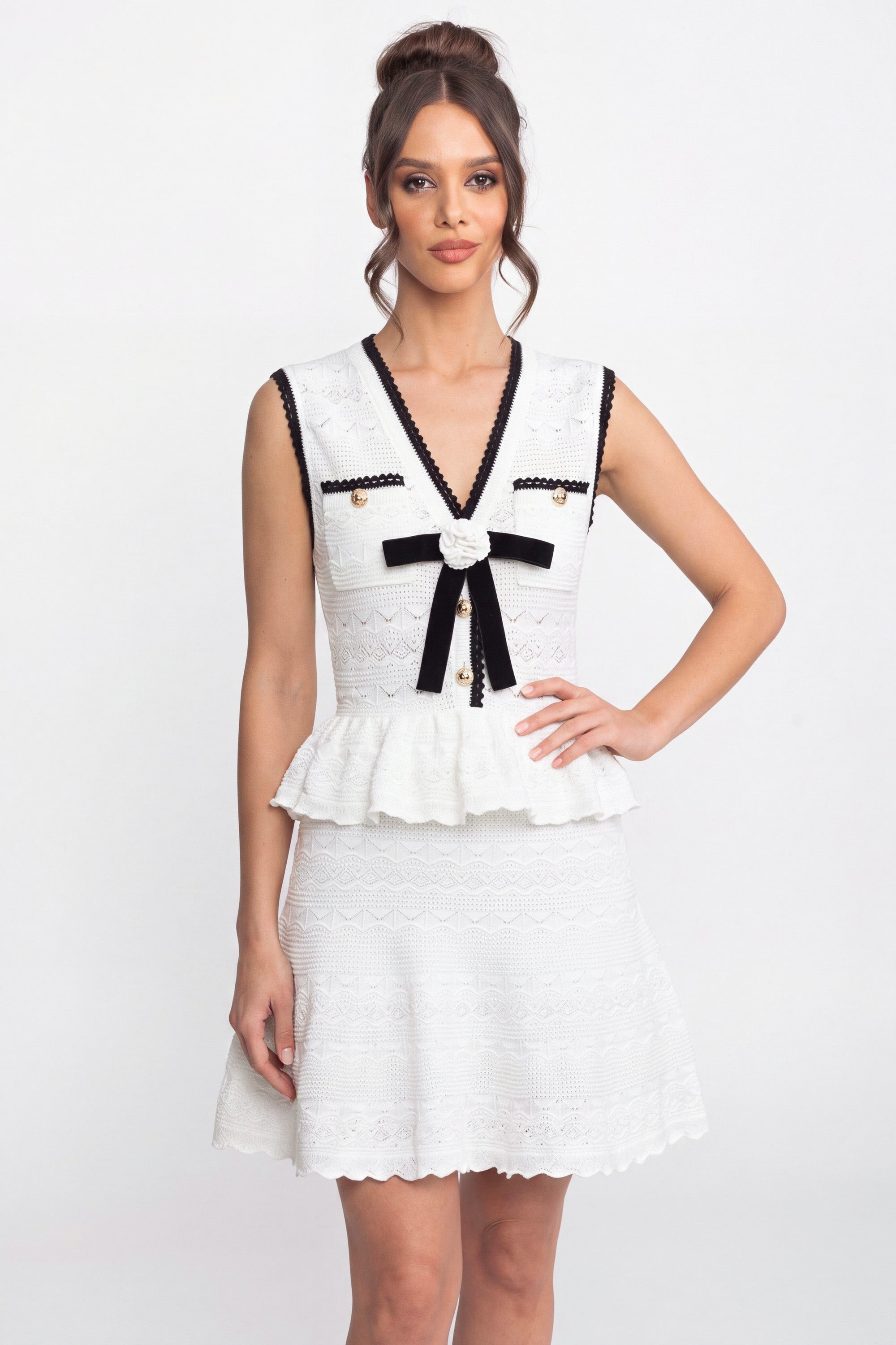 Abito Mini in Maglia Peplum con Profilo a Contrasto e Fiocco - Bianco 