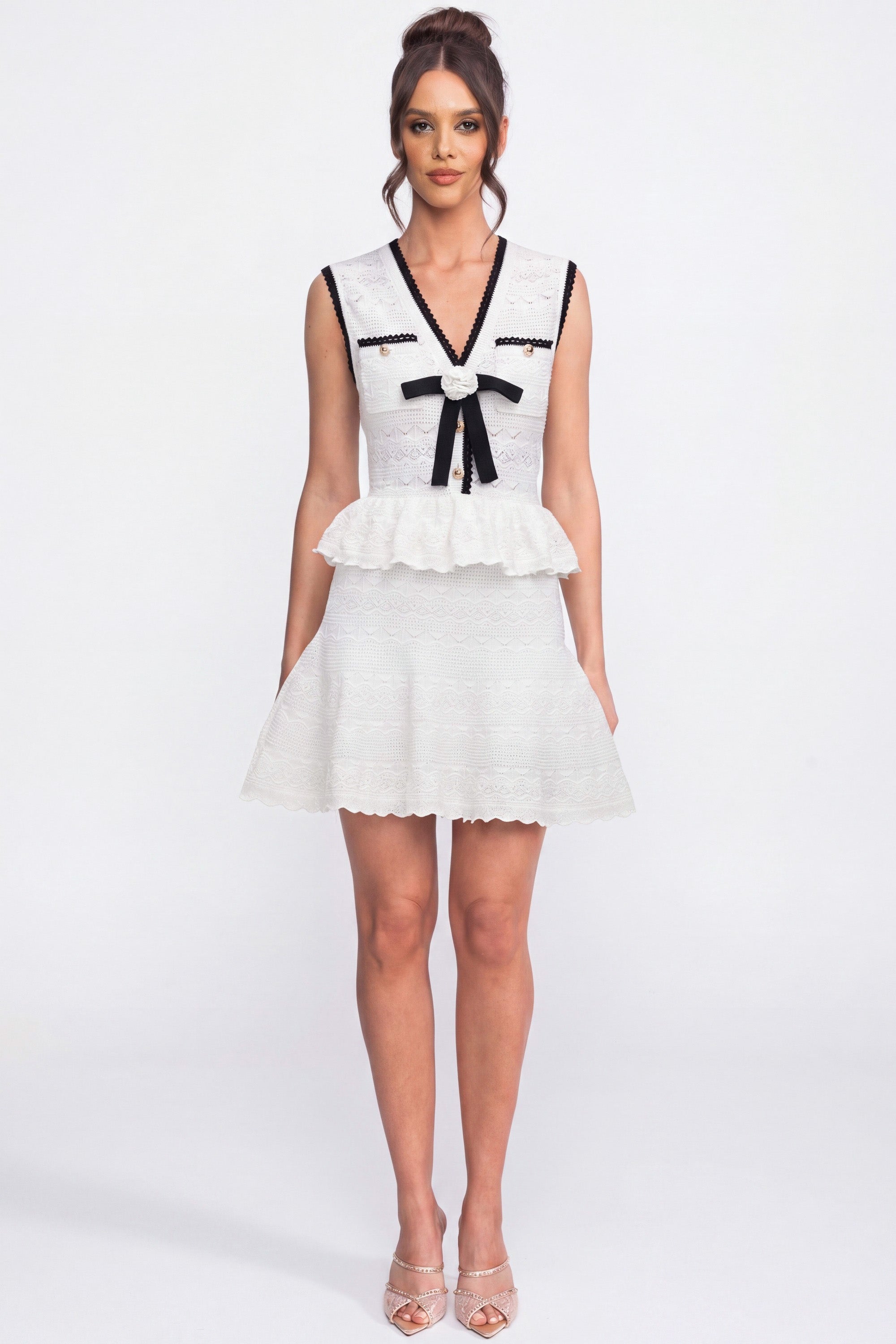 Abito Mini in Maglia Peplum con Profilo a Contrasto e Fiocco - Bianco 